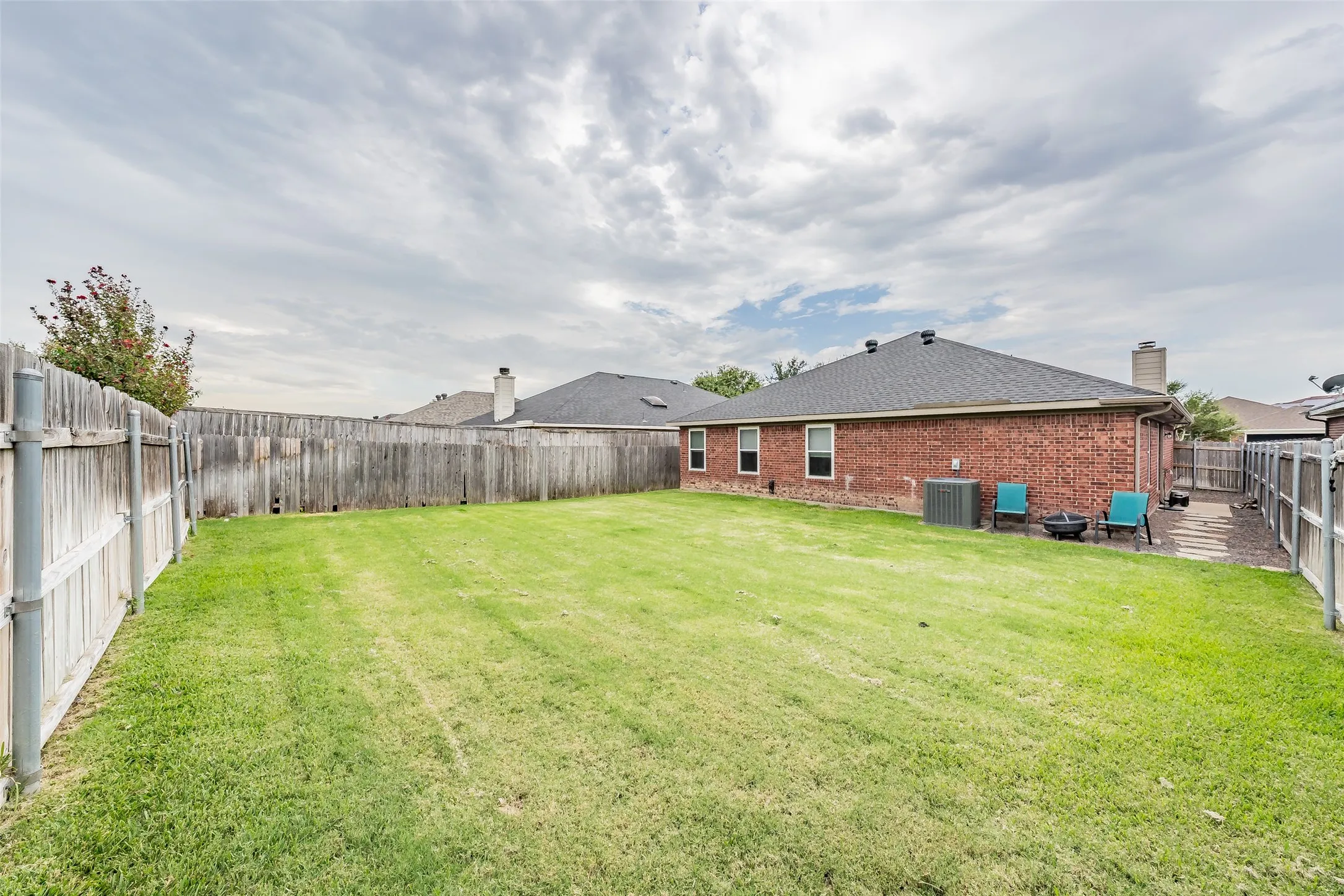 Single Family Residence For Sale in Tarrant County , 7403 Fossil Lake Drive, Arlington, Texas 76002, 3 Bedroom, 2 Bathroom, 2 Garage spaces, 1,432 Sqft, built in 2003, mls#21372154, Real Estate Agent in Arlington, Homes For Sale in Tarrant county, Homes For Sale in Arlington, Realtor in Arlington Texas, Real Estate Brokerage Independent Realty Texas, Luminita Cordes Realtor