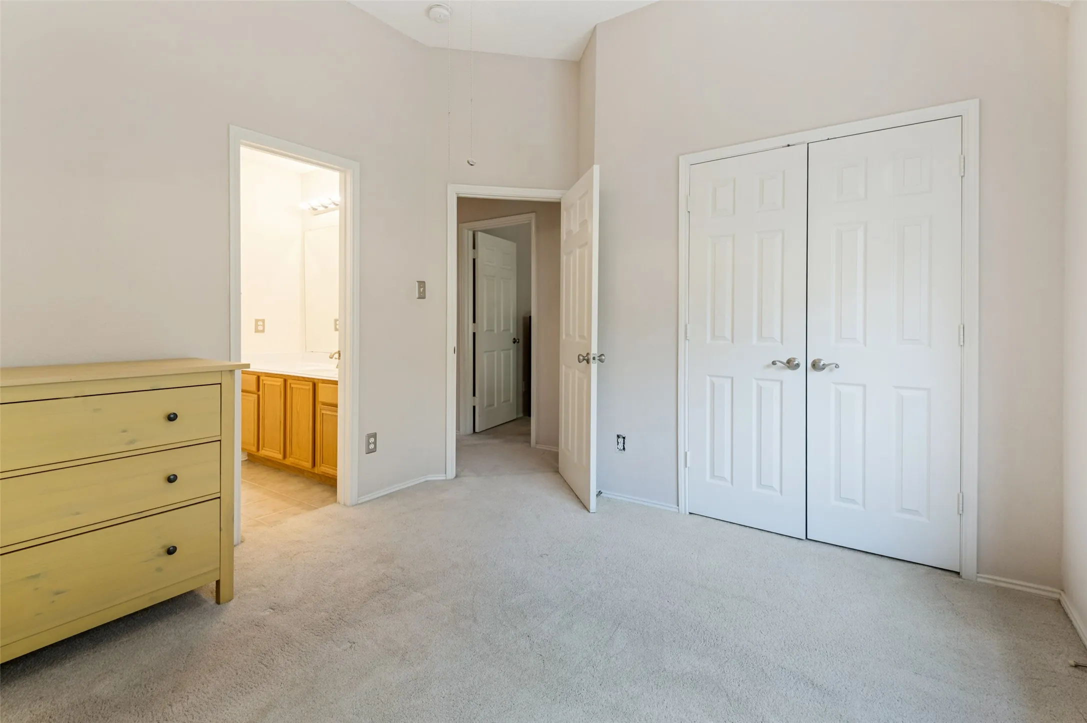 Single Family Residence For Sale in Tarrant County , 2116 Pritchard Drive, Grapevine, Texas 76051, 3 Bedroom, 3 Bathroom, 2 Garage spaces, 1,858 Sqft, built in 1999, mls#21371972, Real Estate Agent in Grapevine, Homes For Sale in Tarrant county, Homes For Sale in Grapevine, Realtor in Grapevine Texas, Real Estate Brokerage Independent Realty Texas, Luminita Cordes Realtor