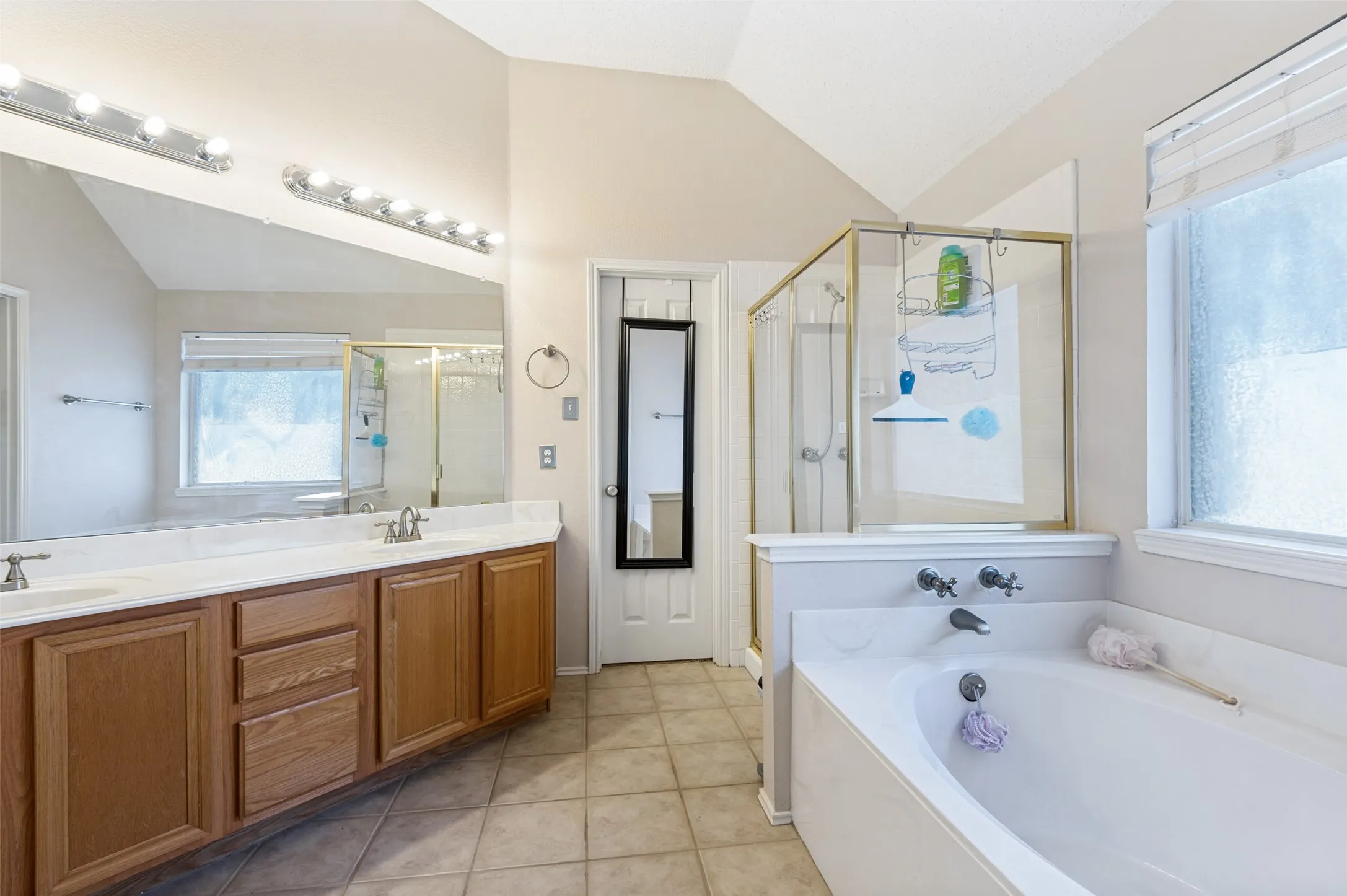 Single Family Residence For Sale in Tarrant County , 2116 Pritchard Drive, Grapevine, Texas 76051, 3 Bedroom, 3 Bathroom, 2 Garage spaces, 1,858 Sqft, built in 1999, mls#21371972, Real Estate Agent in Grapevine, Homes For Sale in Tarrant county, Homes For Sale in Grapevine, Realtor in Grapevine Texas, Real Estate Brokerage Independent Realty Texas, Luminita Cordes Realtor
