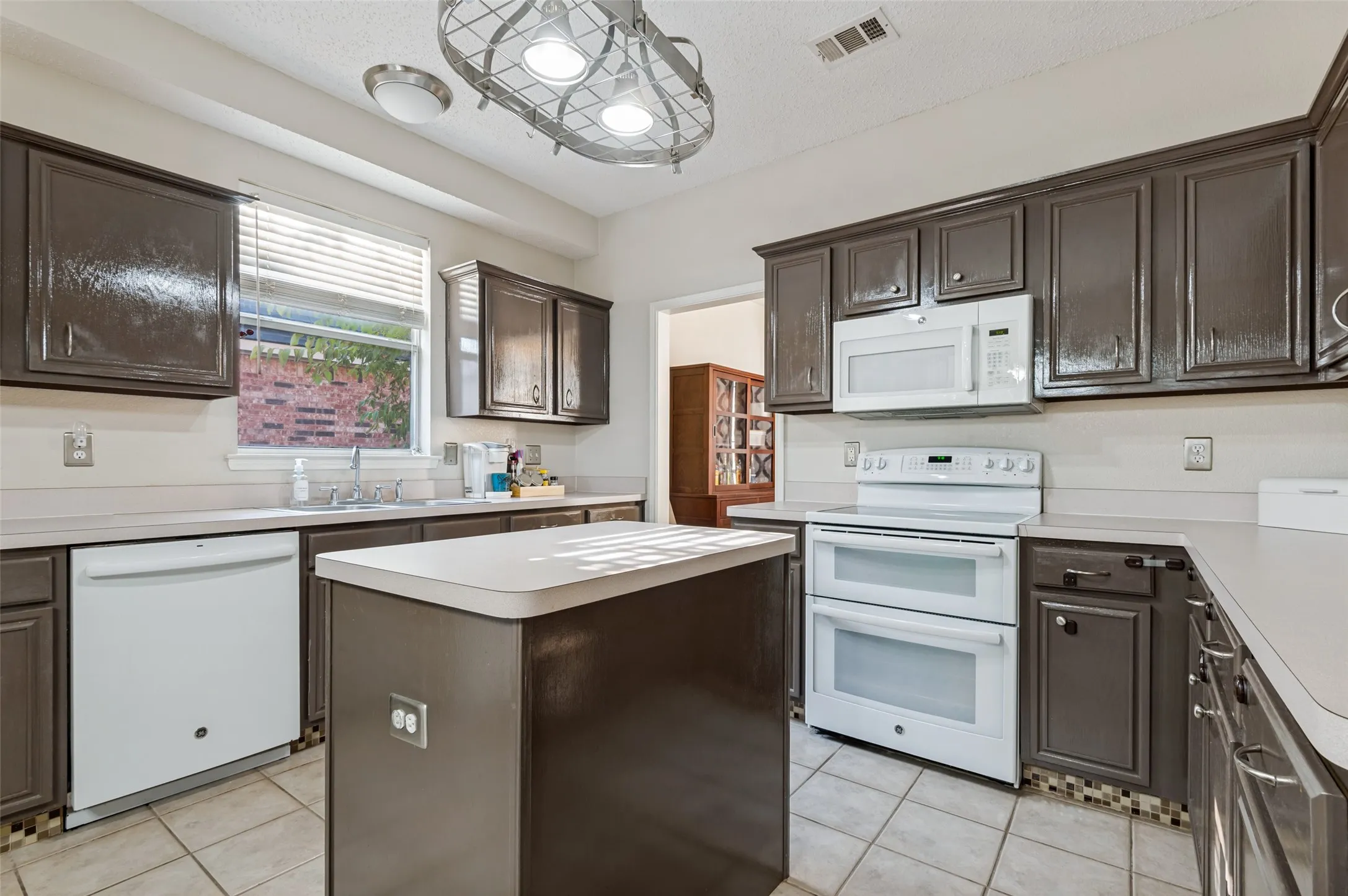 Single Family Residence For Sale in Tarrant County , 2116 Pritchard Drive, Grapevine, Texas 76051, 3 Bedroom, 3 Bathroom, 2 Garage spaces, 1,858 Sqft, built in 1999, mls#21371972, Real Estate Agent in Grapevine, Homes For Sale in Tarrant county, Homes For Sale in Grapevine, Realtor in Grapevine Texas, Real Estate Brokerage Independent Realty Texas, Luminita Cordes Realtor