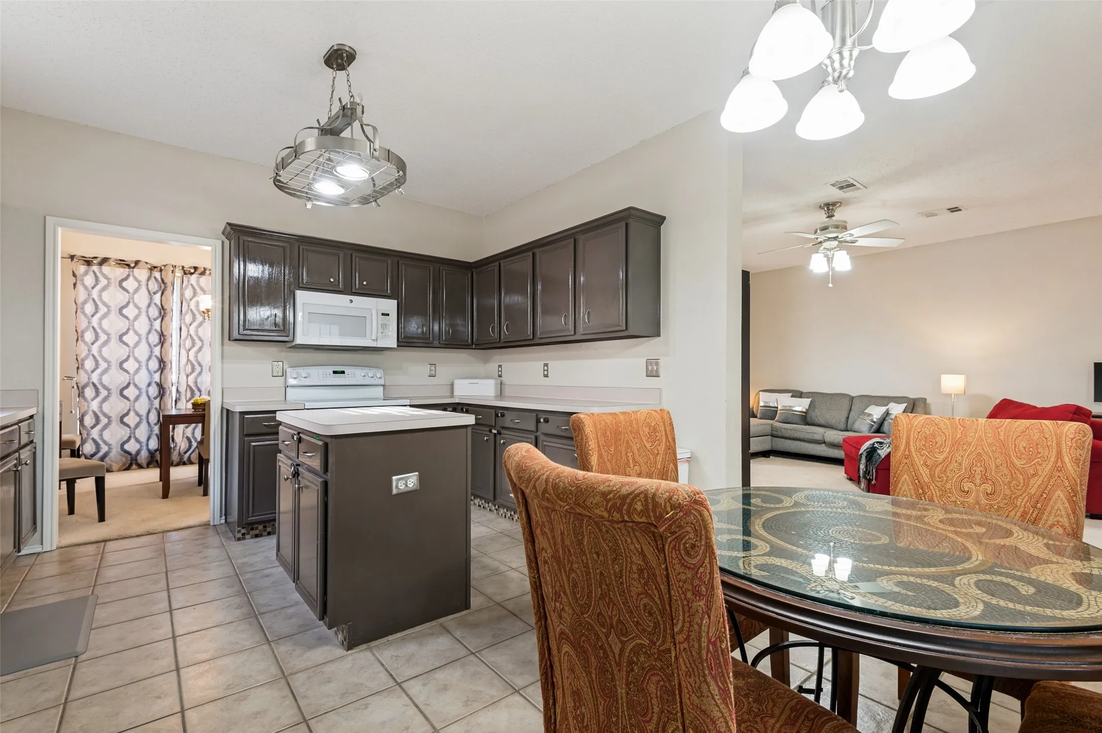 Single Family Residence For Sale in Tarrant County , 2116 Pritchard Drive, Grapevine, Texas 76051, 3 Bedroom, 3 Bathroom, 2 Garage spaces, 1,858 Sqft, built in 1999, mls#21371972, Real Estate Agent in Grapevine, Homes For Sale in Tarrant county, Homes For Sale in Grapevine, Realtor in Grapevine Texas, Real Estate Brokerage Independent Realty Texas, Luminita Cordes Realtor