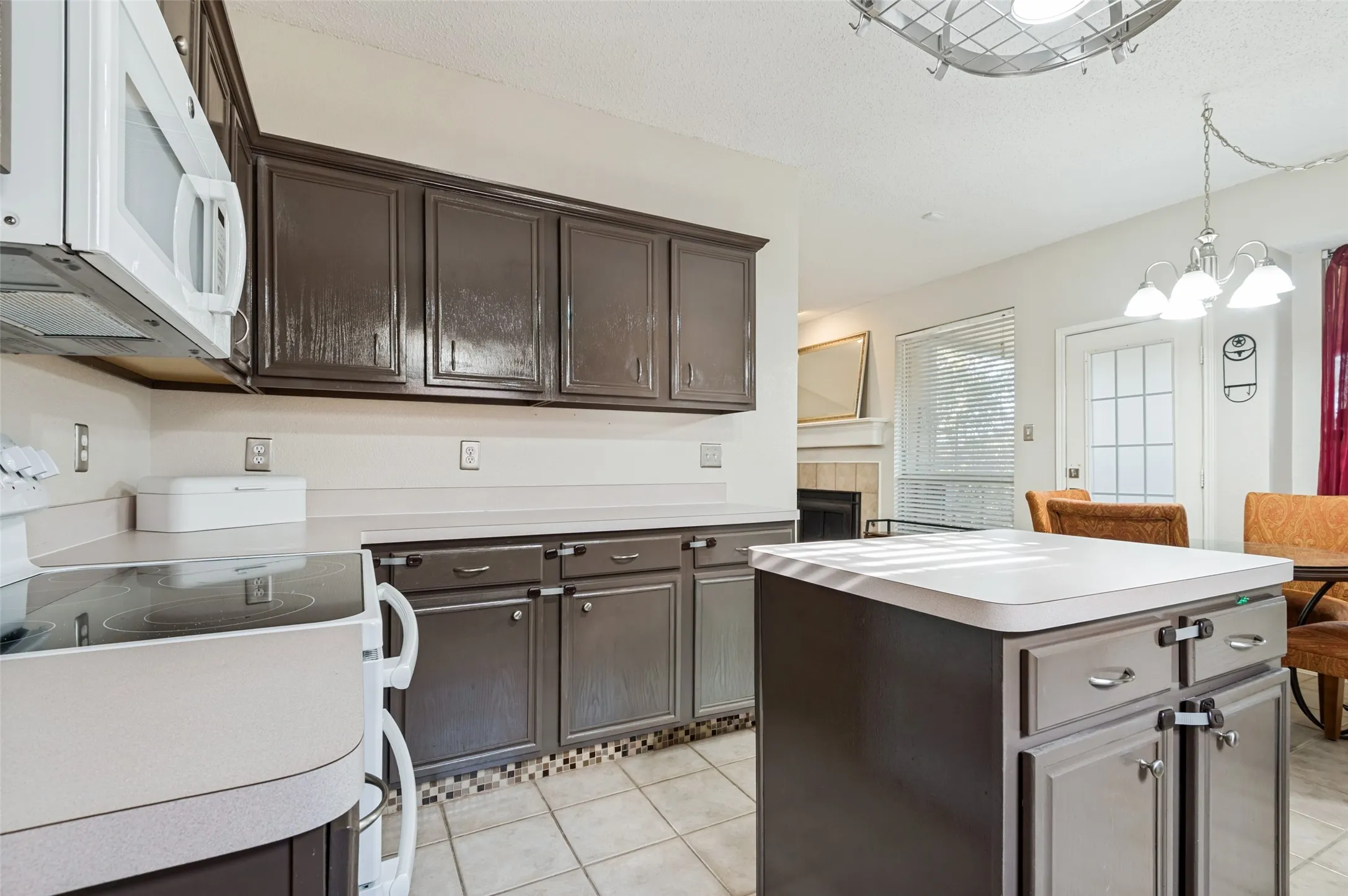 Single Family Residence For Sale in Tarrant County , 2116 Pritchard Drive, Grapevine, Texas 76051, 3 Bedroom, 3 Bathroom, 2 Garage spaces, 1,858 Sqft, built in 1999, mls#21371972, Real Estate Agent in Grapevine, Homes For Sale in Tarrant county, Homes For Sale in Grapevine, Realtor in Grapevine Texas, Real Estate Brokerage Independent Realty Texas, Luminita Cordes Realtor
