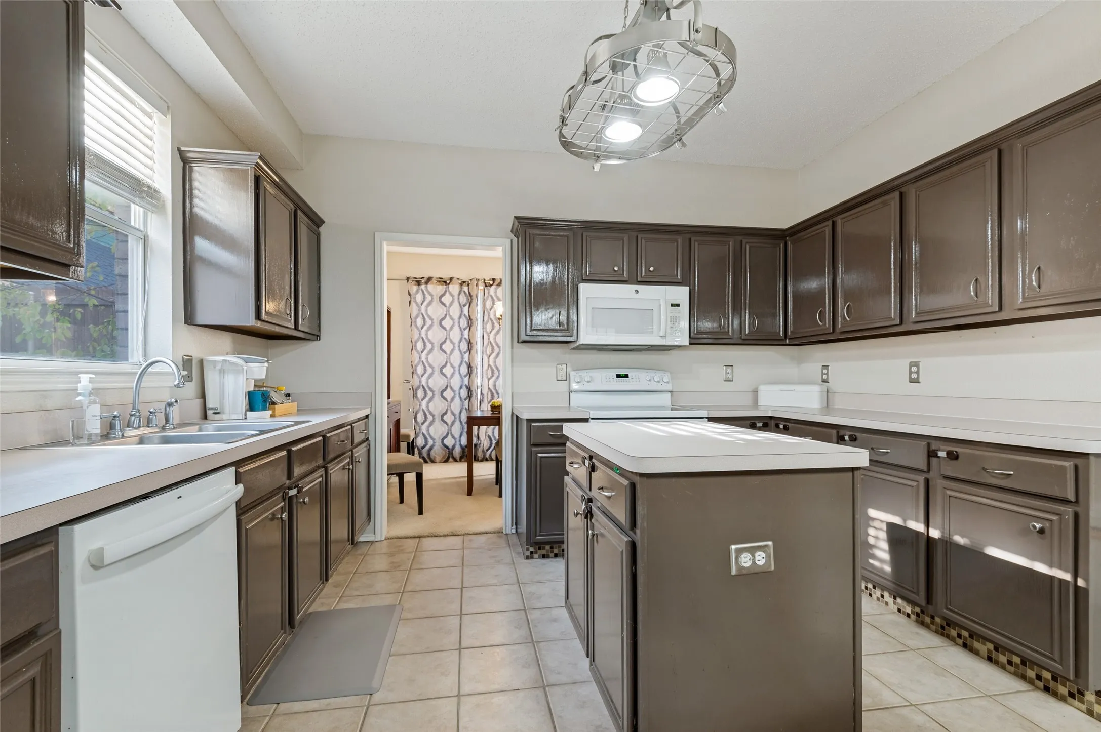 Single Family Residence For Sale in Tarrant County , 2116 Pritchard Drive, Grapevine, Texas 76051, 3 Bedroom, 3 Bathroom, 2 Garage spaces, 1,858 Sqft, built in 1999, mls#21371972, Real Estate Agent in Grapevine, Homes For Sale in Tarrant county, Homes For Sale in Grapevine, Realtor in Grapevine Texas, Real Estate Brokerage Independent Realty Texas, Luminita Cordes Realtor