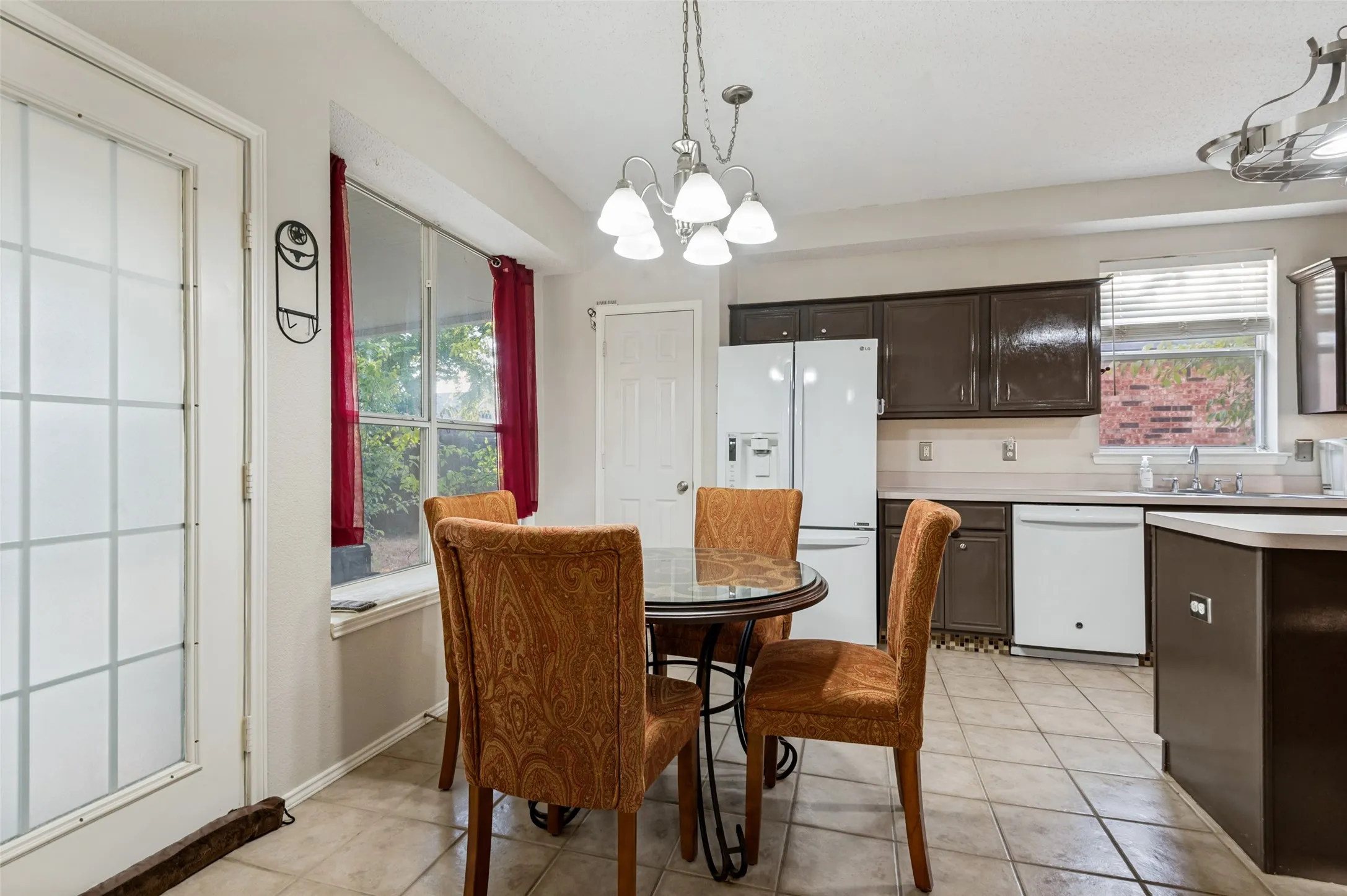 Single Family Residence For Sale in Tarrant County , 2116 Pritchard Drive, Grapevine, Texas 76051, 3 Bedroom, 3 Bathroom, 2 Garage spaces, 1,858 Sqft, built in 1999, mls#21371972, Real Estate Agent in Grapevine, Homes For Sale in Tarrant county, Homes For Sale in Grapevine, Realtor in Grapevine Texas, Real Estate Brokerage Independent Realty Texas, Luminita Cordes Realtor