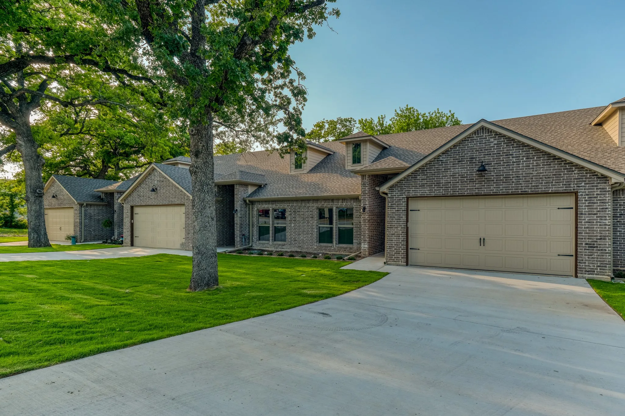 Townhouse For Sale in Parker County , 506 W OAK Street, Weatherford, Texas 76086, 2 Bedroom, 2 Bathroom, 2 Garage spaces, 1,603 Sqft, built in 2022, mls#21345553, Real Estate Agent in Weatherford, Homes For Sale in Parker county, Homes For Sale in Weatherford, Realtor in Weatherford Texas, Real Estate Brokerage Independent Realty Texas, Luminita Cordes Realtor