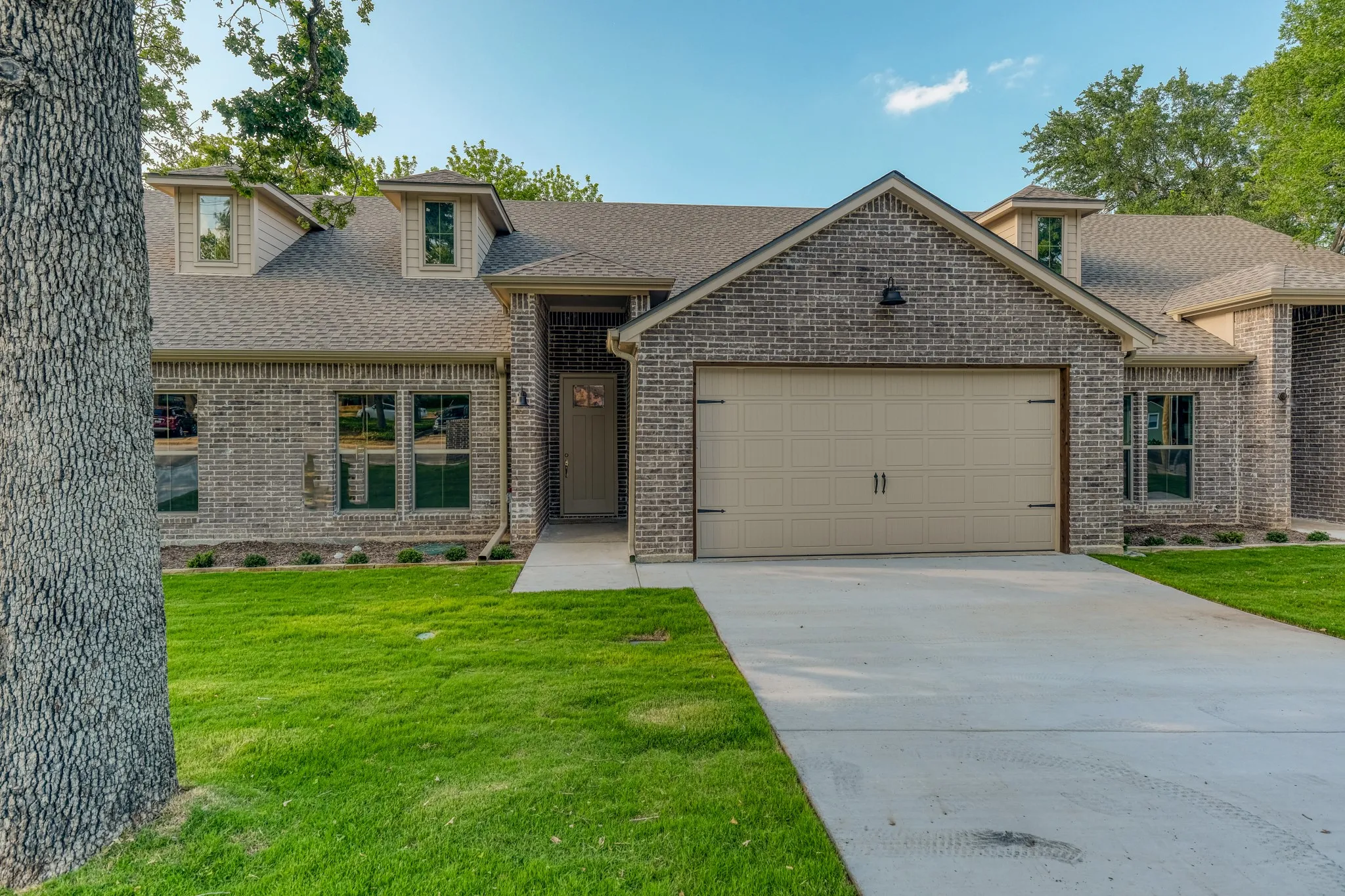 Townhouse For Sale in Parker County , 506 W OAK Street, Weatherford, Texas 76086, 2 Bedroom, 2 Bathroom, 2 Garage spaces, 1,603 Sqft, built in 2022, mls#21345553, Real Estate Agent in Weatherford, Homes For Sale in Parker county, Homes For Sale in Weatherford, Realtor in Weatherford Texas, Real Estate Brokerage Independent Realty Texas, Luminita Cordes Realtor