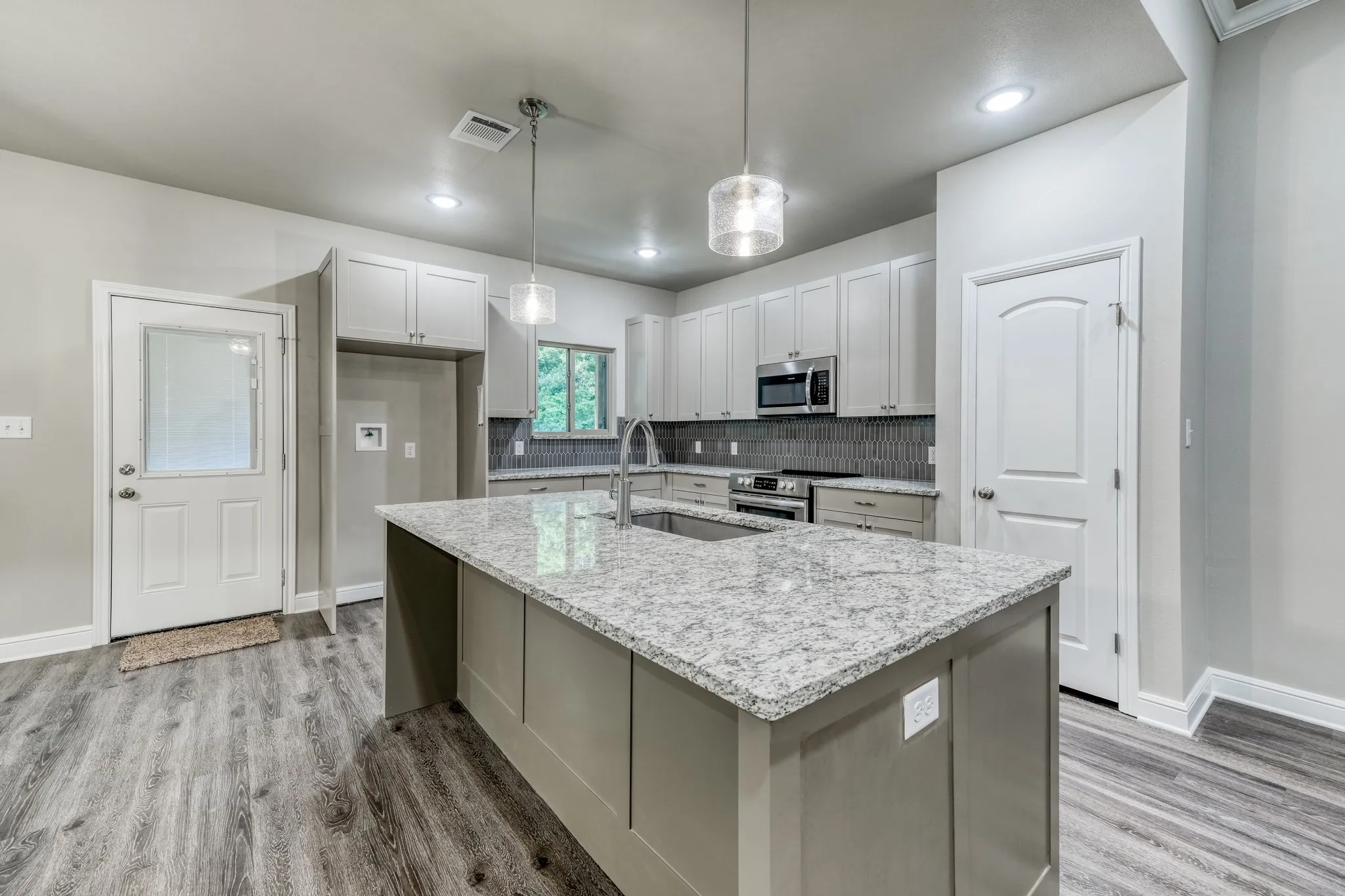 Townhouse For Sale in Parker County , 506 W OAK Street, Weatherford, Texas 76086, 2 Bedroom, 2 Bathroom, 2 Garage spaces, 1,603 Sqft, built in 2022, mls#21345553, Real Estate Agent in Weatherford, Homes For Sale in Parker county, Homes For Sale in Weatherford, Realtor in Weatherford Texas, Real Estate Brokerage Independent Realty Texas, Luminita Cordes Realtor