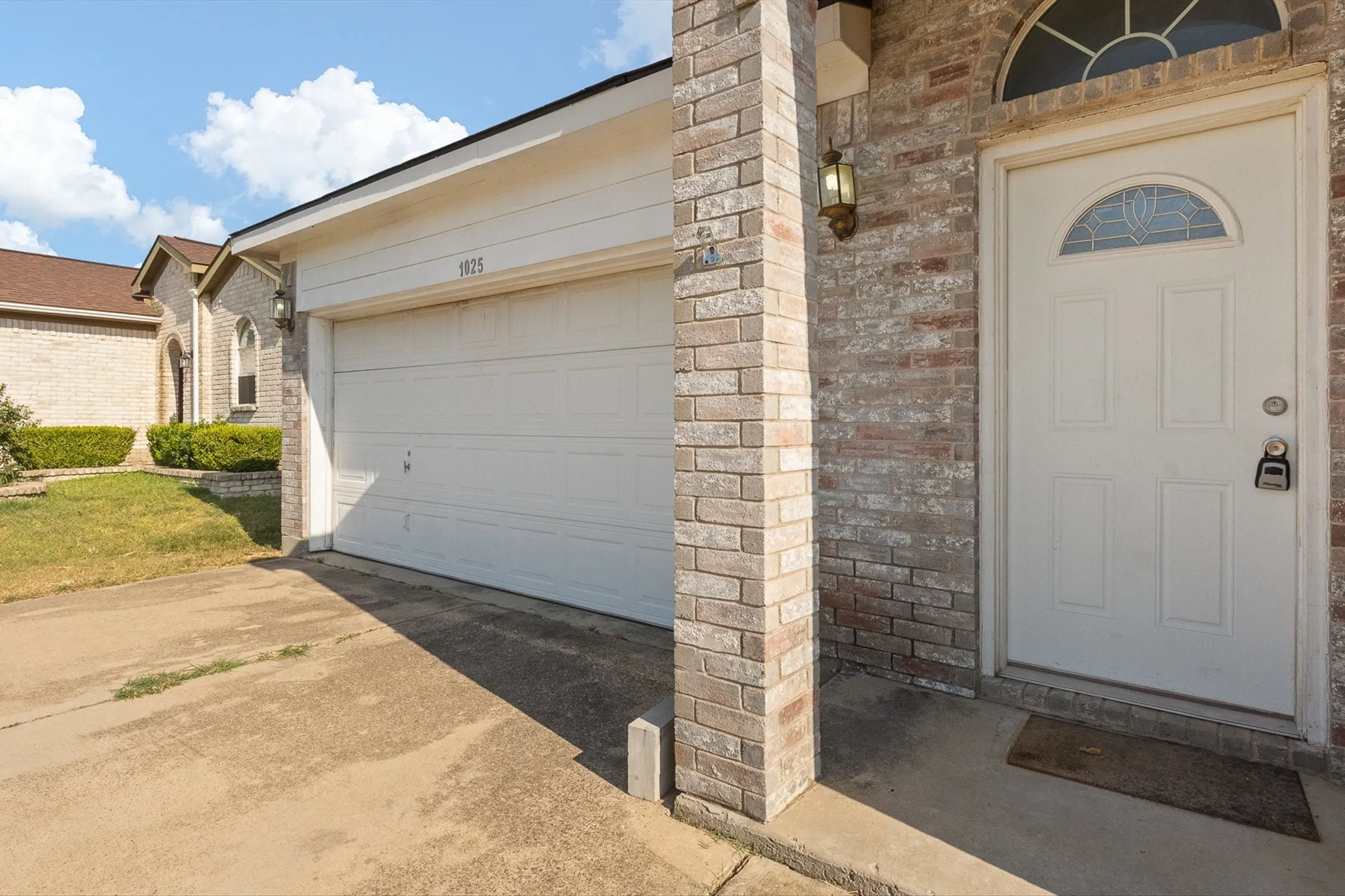 Single Family Residence For Sale in Tarrant County , 1025 Buffalo Springs Drive, Fort Worth, Texas 76140, 3 Bedroom, 2 Bathroom, 2 Garage spaces, 1,615 Sqft, built in 2003, mls#21371910, Real Estate Agent in Fort Worth, Homes For Sale in Tarrant county, Homes For Sale in Fort Worth, Realtor in Fort Worth Texas, Real Estate Brokerage Independent Realty Texas, Luminita Cordes Realtor