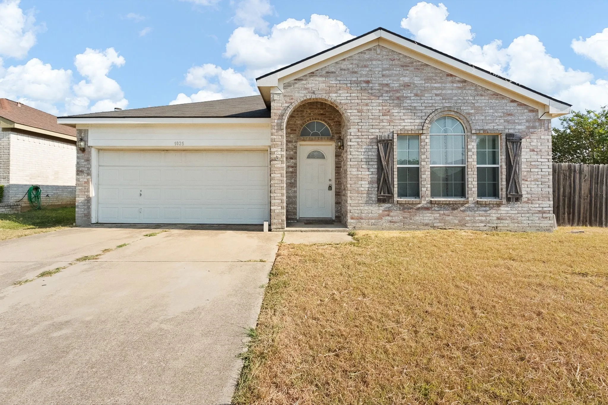 Single Family Residence For Sale in Tarrant County , 1025 Buffalo Springs Drive, Fort Worth, Texas 76140, 3 Bedroom, 2 Bathroom, 2 Garage spaces, 1,615 Sqft, built in 2003, mls#21371910, Real Estate Agent in Fort Worth, Homes For Sale in Tarrant county, Homes For Sale in Fort Worth, Realtor in Fort Worth Texas, Real Estate Brokerage Independent Realty Texas, Luminita Cordes Realtor