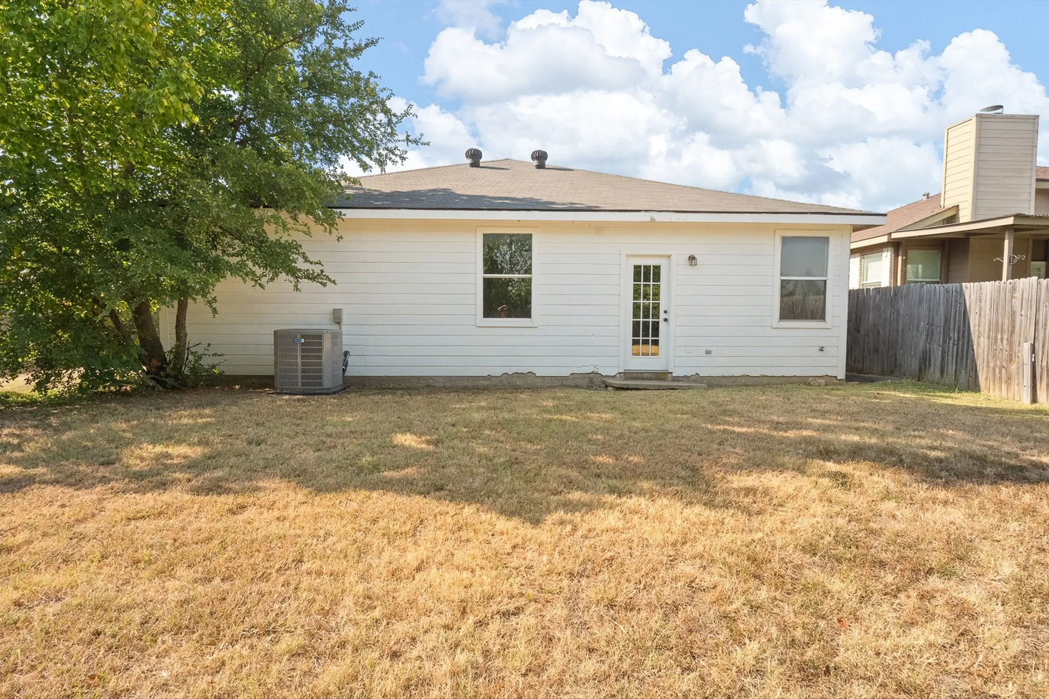 Single Family Residence For Sale in Tarrant County , 1025 Buffalo Springs Drive, Fort Worth, Texas 76140, 3 Bedroom, 2 Bathroom, 2 Garage spaces, 1,615 Sqft, built in 2003, mls#21371910, Real Estate Agent in Fort Worth, Homes For Sale in Tarrant county, Homes For Sale in Fort Worth, Realtor in Fort Worth Texas, Real Estate Brokerage Independent Realty Texas, Luminita Cordes Realtor