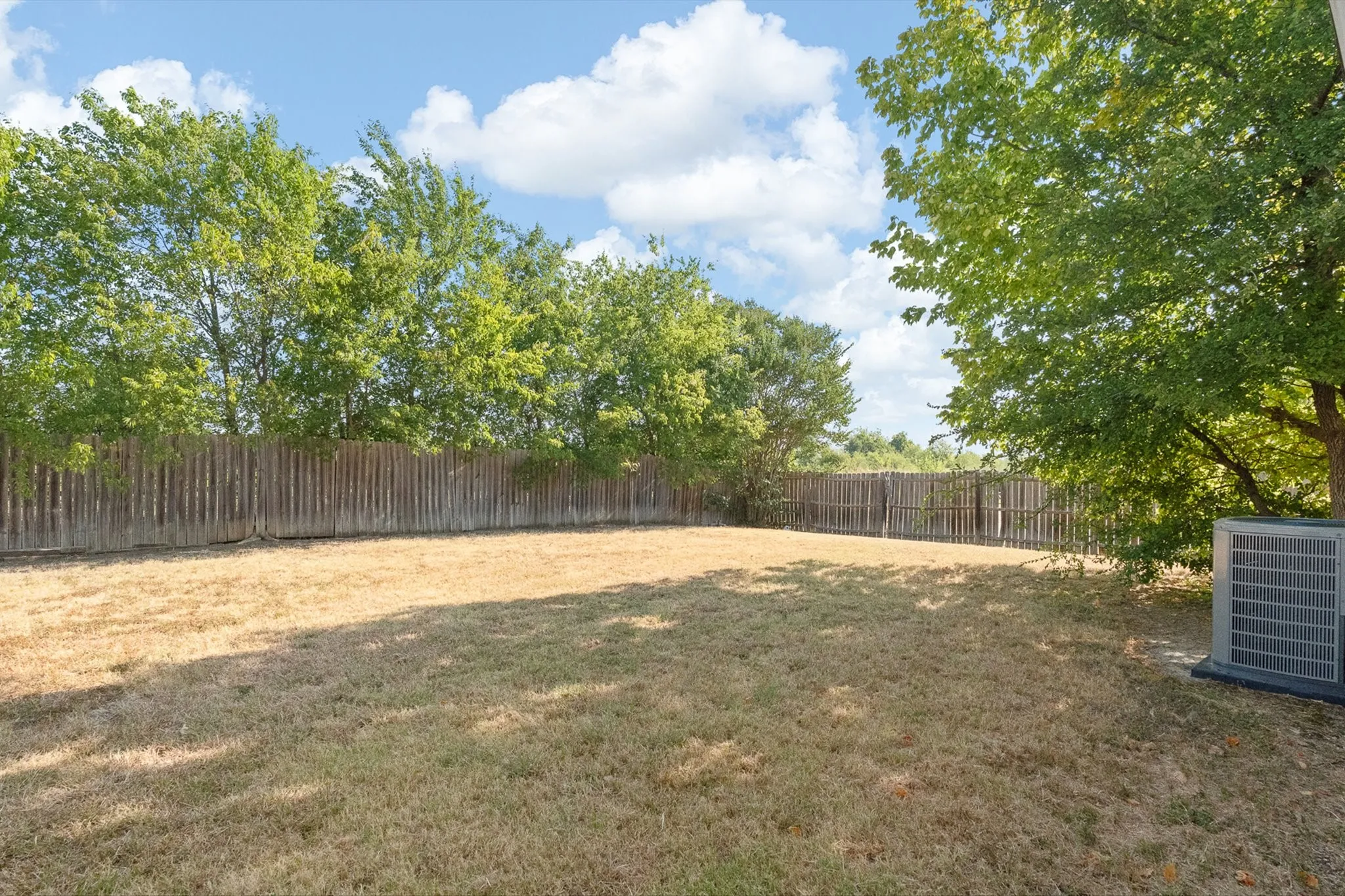 Single Family Residence For Sale in Tarrant County , 1025 Buffalo Springs Drive, Fort Worth, Texas 76140, 3 Bedroom, 2 Bathroom, 2 Garage spaces, 1,615 Sqft, built in 2003, mls#21371910, Real Estate Agent in Fort Worth, Homes For Sale in Tarrant county, Homes For Sale in Fort Worth, Realtor in Fort Worth Texas, Real Estate Brokerage Independent Realty Texas, Luminita Cordes Realtor