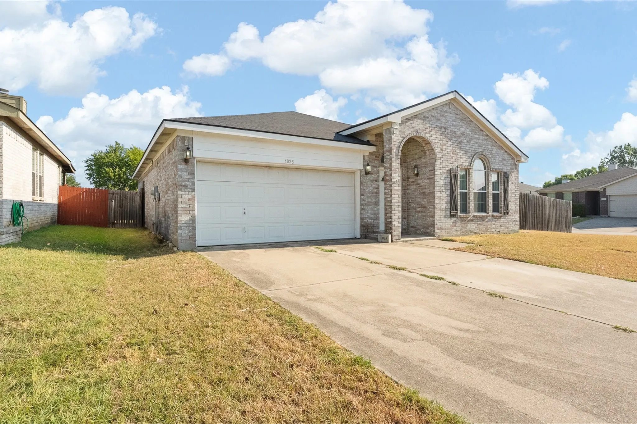 Single Family Residence For Sale in Tarrant County , 1025 Buffalo Springs Drive, Fort Worth, Texas 76140, 3 Bedroom, 2 Bathroom, 2 Garage spaces, 1,615 Sqft, built in 2003, mls#21371910, Real Estate Agent in Fort Worth, Homes For Sale in Tarrant county, Homes For Sale in Fort Worth, Realtor in Fort Worth Texas, Real Estate Brokerage Independent Realty Texas, Luminita Cordes Realtor