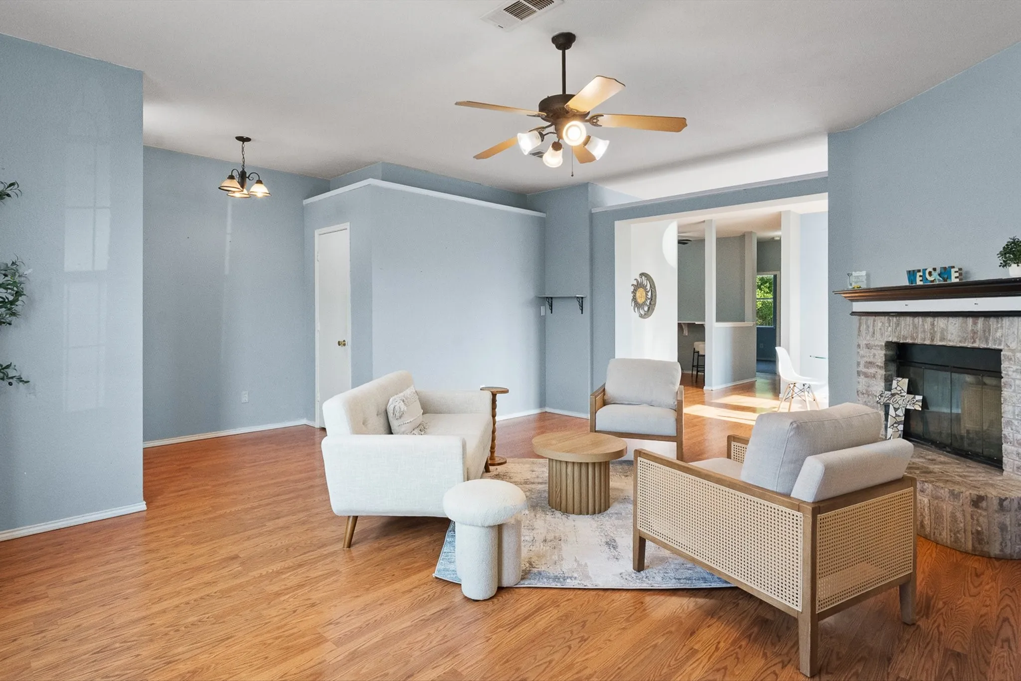 Single Family Residence For Sale in Tarrant County , 1025 Buffalo Springs Drive, Fort Worth, Texas 76140, 3 Bedroom, 2 Bathroom, 2 Garage spaces, 1,615 Sqft, built in 2003, mls#21371910, Real Estate Agent in Fort Worth, Homes For Sale in Tarrant county, Homes For Sale in Fort Worth, Realtor in Fort Worth Texas, Real Estate Brokerage Independent Realty Texas, Luminita Cordes Realtor