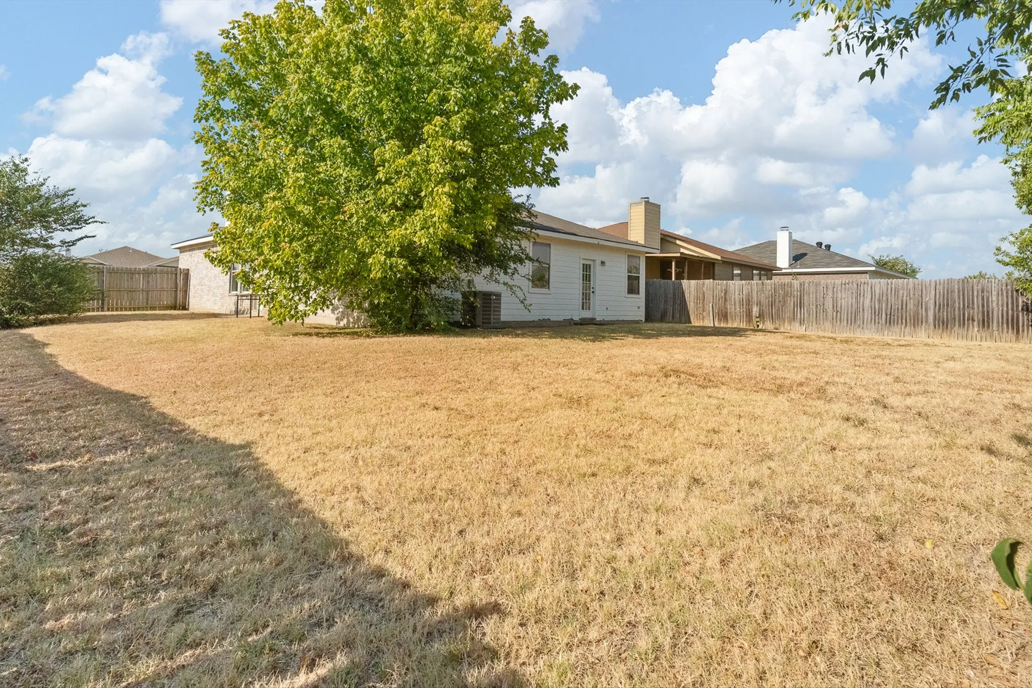 Single Family Residence For Sale in Tarrant County , 1025 Buffalo Springs Drive, Fort Worth, Texas 76140, 3 Bedroom, 2 Bathroom, 2 Garage spaces, 1,615 Sqft, built in 2003, mls#21371910, Real Estate Agent in Fort Worth, Homes For Sale in Tarrant county, Homes For Sale in Fort Worth, Realtor in Fort Worth Texas, Real Estate Brokerage Independent Realty Texas, Luminita Cordes Realtor