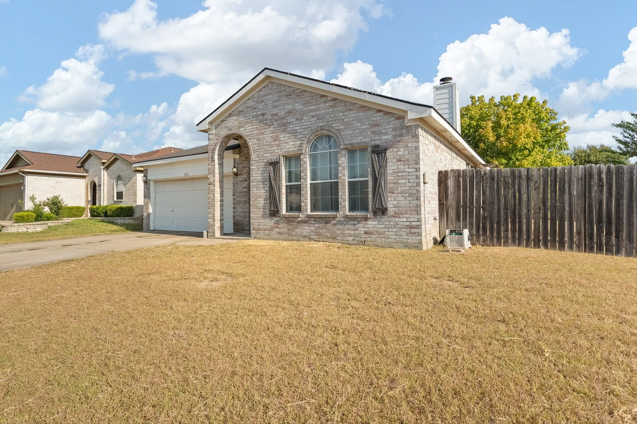 Single Family Residence For Sale in Tarrant County , 1025 Buffalo Springs Drive, Fort Worth, Texas 76140, 3 Bedroom, 2 Bathroom, 2 Garage spaces, 1,615 Sqft, built in 2003, mls#21371910, Real Estate Agent in Fort Worth, Homes For Sale in Tarrant county, Homes For Sale in Fort Worth, Realtor in Fort Worth Texas, Real Estate Brokerage Independent Realty Texas, Luminita Cordes Realtor