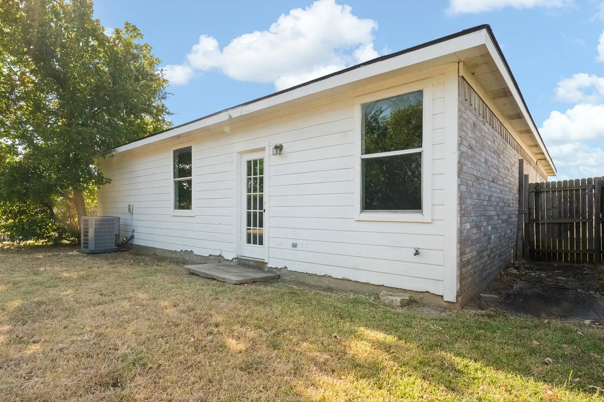 Single Family Residence For Sale in Tarrant County , 1025 Buffalo Springs Drive, Fort Worth, Texas 76140, 3 Bedroom, 2 Bathroom, 2 Garage spaces, 1,615 Sqft, built in 2003, mls#21371910, Real Estate Agent in Fort Worth, Homes For Sale in Tarrant county, Homes For Sale in Fort Worth, Realtor in Fort Worth Texas, Real Estate Brokerage Independent Realty Texas, Luminita Cordes Realtor