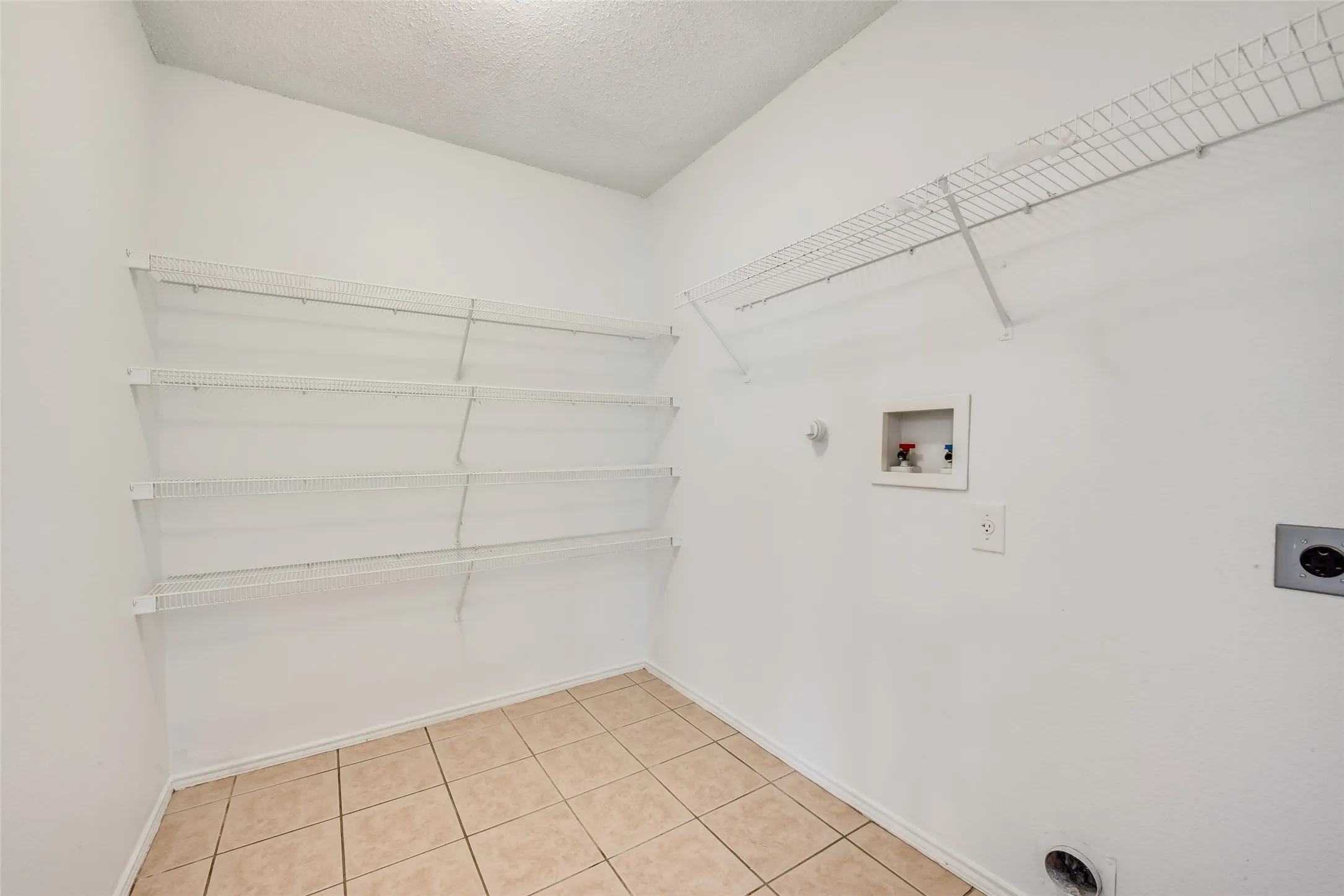 Single Family Residence For Rent in Denton County , 1629 Thornhill Lane, Little Elm, Texas 75068, 4 Bedroom, 2 Bathroom, 2 Garage spaces, 1,894 Sqft, built in 2003, mls#21372159, Real Estate Agent in Little Elm, Homes For Rent in Denton county, Homes For Rent in Little Elm, Realtor in Little Elm Texas, Real Estate Brokerage Independent Realty Texas, Luminita Cordes Realtor