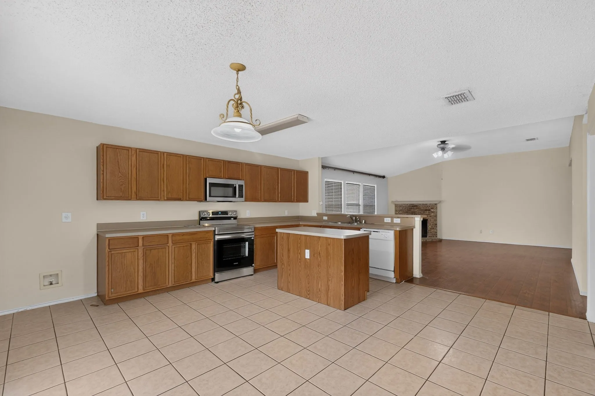 Single Family Residence For Rent in Denton County , 1629 Thornhill Lane, Little Elm, Texas 75068, 4 Bedroom, 2 Bathroom, 2 Garage spaces, 1,894 Sqft, built in 2003, mls#21372159, Real Estate Agent in Little Elm, Homes For Rent in Denton county, Homes For Rent in Little Elm, Realtor in Little Elm Texas, Real Estate Brokerage Independent Realty Texas, Luminita Cordes Realtor