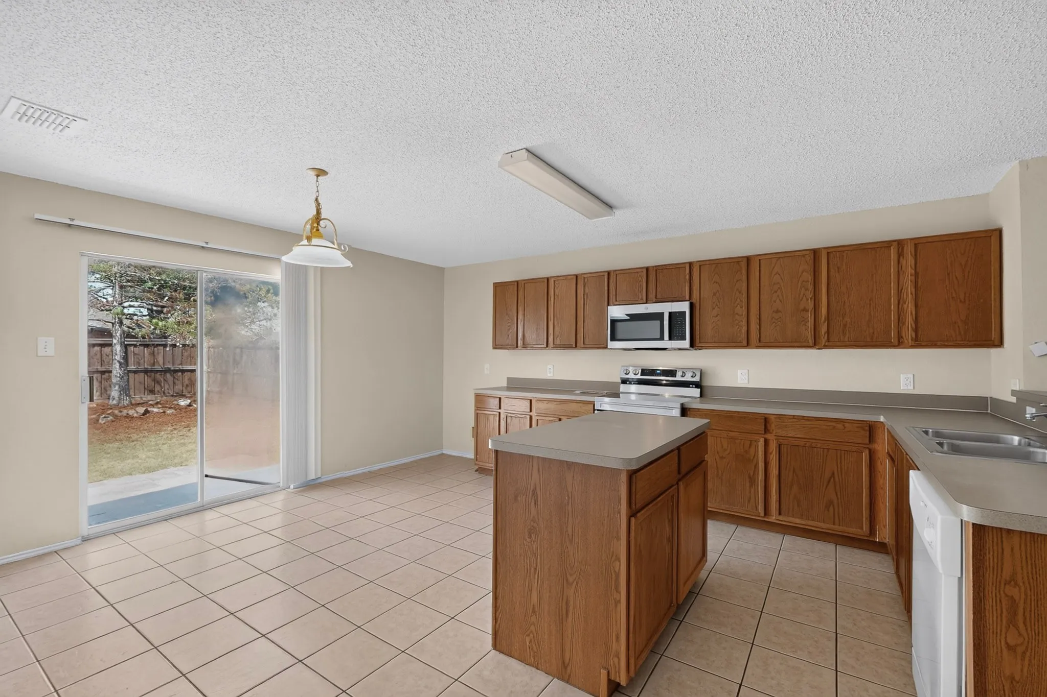 Single Family Residence For Rent in Denton County , 1629 Thornhill Lane, Little Elm, Texas 75068, 4 Bedroom, 2 Bathroom, 2 Garage spaces, 1,894 Sqft, built in 2003, mls#21372159, Real Estate Agent in Little Elm, Homes For Rent in Denton county, Homes For Rent in Little Elm, Realtor in Little Elm Texas, Real Estate Brokerage Independent Realty Texas, Luminita Cordes Realtor