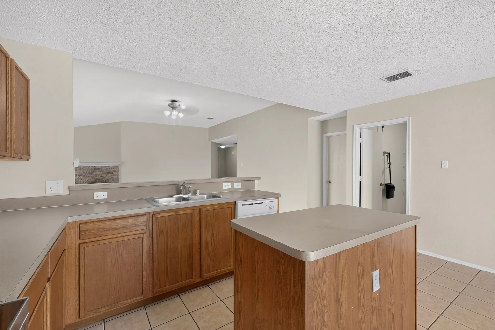 Single Family Residence For Rent in Denton County , 1629 Thornhill Lane, Little Elm, Texas 75068, 4 Bedroom, 2 Bathroom, 2 Garage spaces, 1,894 Sqft, built in 2003, mls#21372159, Real Estate Agent in Little Elm, Homes For Rent in Denton county, Homes For Rent in Little Elm, Realtor in Little Elm Texas, Real Estate Brokerage Independent Realty Texas, Luminita Cordes Realtor