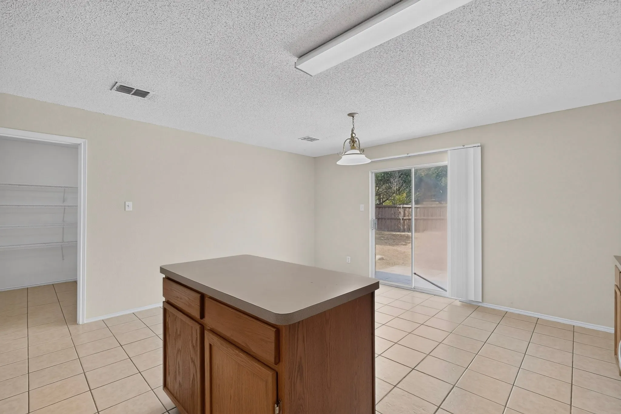 Single Family Residence For Rent in Denton County , 1629 Thornhill Lane, Little Elm, Texas 75068, 4 Bedroom, 2 Bathroom, 2 Garage spaces, 1,894 Sqft, built in 2003, mls#21372159, Real Estate Agent in Little Elm, Homes For Rent in Denton county, Homes For Rent in Little Elm, Realtor in Little Elm Texas, Real Estate Brokerage Independent Realty Texas, Luminita Cordes Realtor