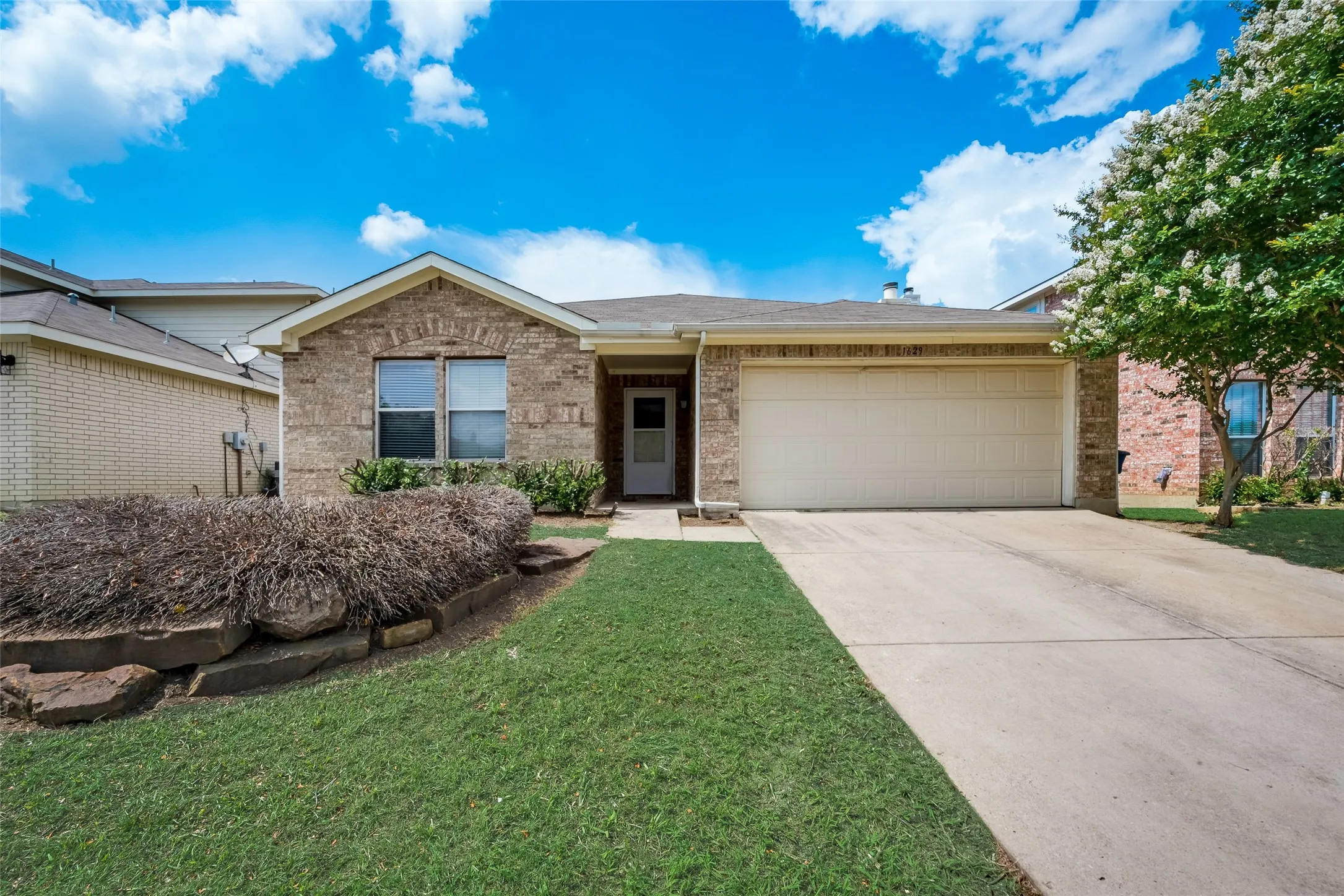 Single Family Residence For Rent in Denton County , 1629 Thornhill Lane, Little Elm, Texas 75068, 4 Bedroom, 2 Bathroom, 2 Garage spaces, 1,894 Sqft, built in 2003, mls#21372159, Real Estate Agent in Little Elm, Homes For Rent in Denton county, Homes For Rent in Little Elm, Realtor in Little Elm Texas, Real Estate Brokerage Independent Realty Texas, Luminita Cordes Realtor