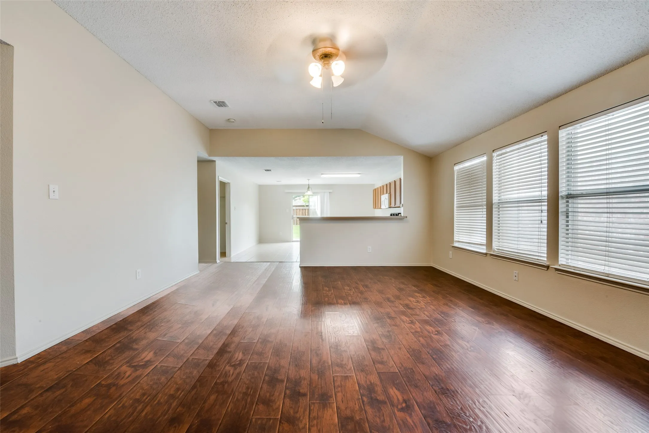 Single Family Residence For Rent in Denton County , 1629 Thornhill Lane, Little Elm, Texas 75068, 4 Bedroom, 2 Bathroom, 2 Garage spaces, 1,894 Sqft, built in 2003, mls#21372159, Real Estate Agent in Little Elm, Homes For Rent in Denton county, Homes For Rent in Little Elm, Realtor in Little Elm Texas, Real Estate Brokerage Independent Realty Texas, Luminita Cordes Realtor