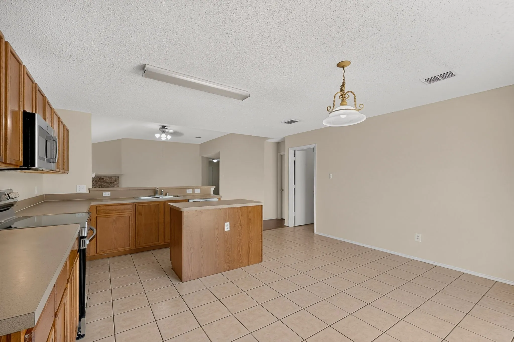 Single Family Residence For Rent in Denton County , 1629 Thornhill Lane, Little Elm, Texas 75068, 4 Bedroom, 2 Bathroom, 2 Garage spaces, 1,894 Sqft, built in 2003, mls#21372159, Real Estate Agent in Little Elm, Homes For Rent in Denton county, Homes For Rent in Little Elm, Realtor in Little Elm Texas, Real Estate Brokerage Independent Realty Texas, Luminita Cordes Realtor