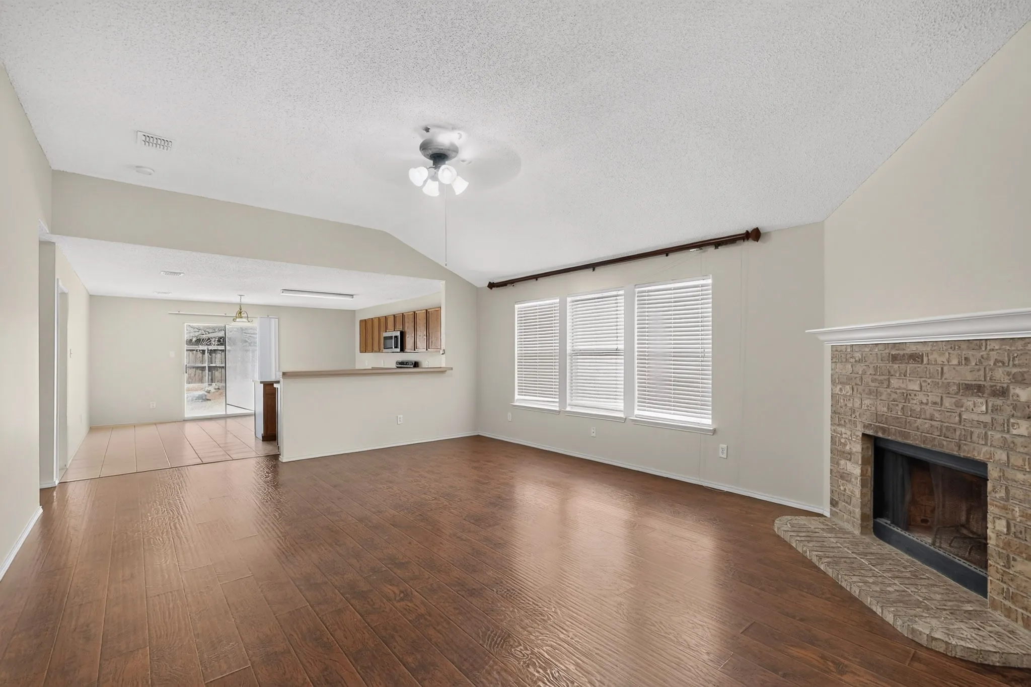 Single Family Residence For Rent in Denton County , 1629 Thornhill Lane, Little Elm, Texas 75068, 4 Bedroom, 2 Bathroom, 2 Garage spaces, 1,894 Sqft, built in 2003, mls#21372159, Real Estate Agent in Little Elm, Homes For Rent in Denton county, Homes For Rent in Little Elm, Realtor in Little Elm Texas, Real Estate Brokerage Independent Realty Texas, Luminita Cordes Realtor