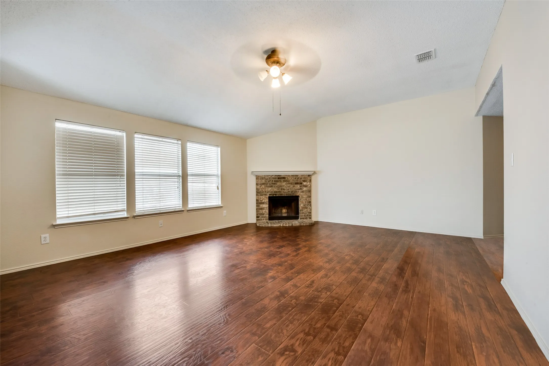 Single Family Residence For Rent in Denton County , 1629 Thornhill Lane, Little Elm, Texas 75068, 4 Bedroom, 2 Bathroom, 2 Garage spaces, 1,894 Sqft, built in 2003, mls#21372159, Real Estate Agent in Little Elm, Homes For Rent in Denton county, Homes For Rent in Little Elm, Realtor in Little Elm Texas, Real Estate Brokerage Independent Realty Texas, Luminita Cordes Realtor