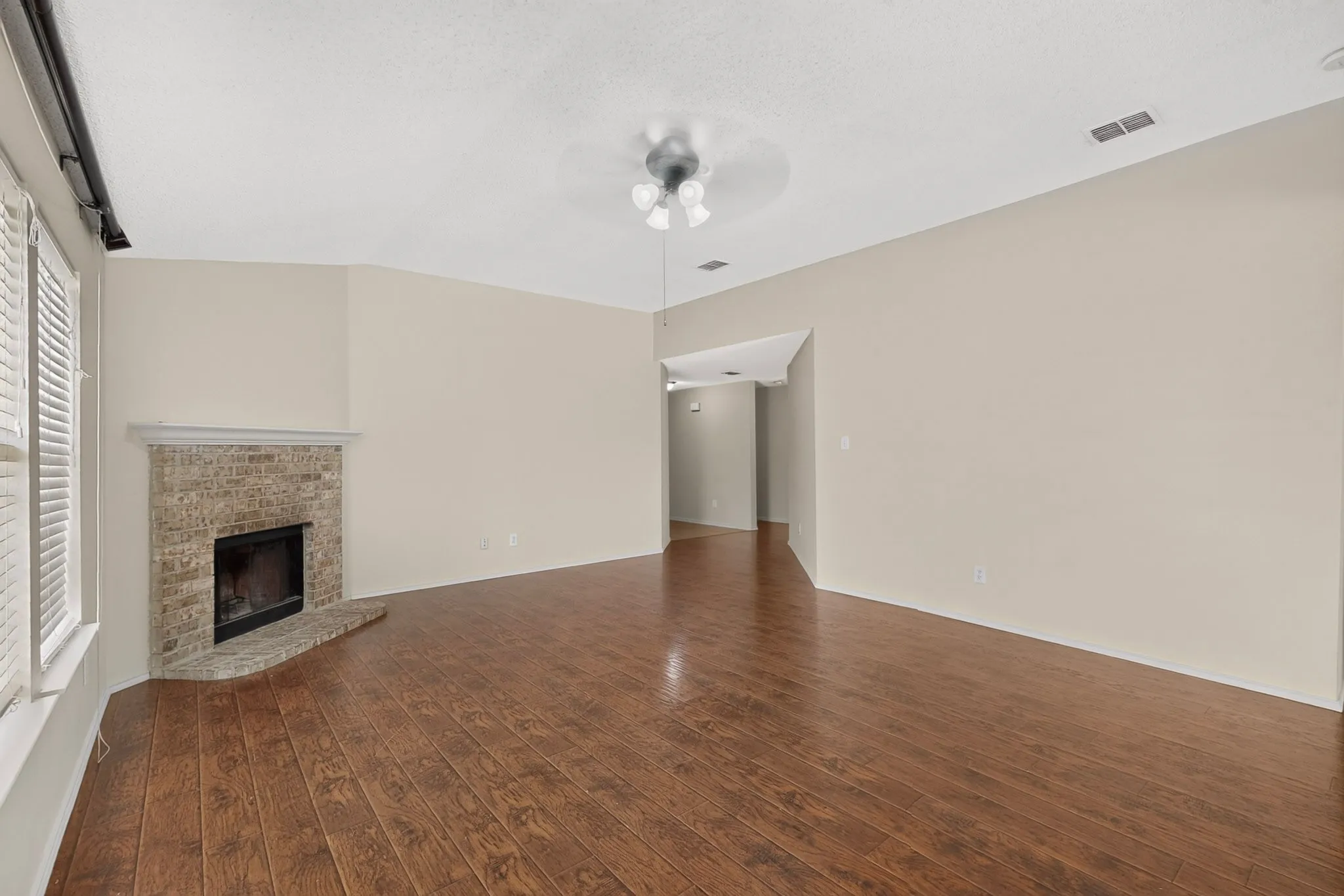 Single Family Residence For Rent in Denton County , 1629 Thornhill Lane, Little Elm, Texas 75068, 4 Bedroom, 2 Bathroom, 2 Garage spaces, 1,894 Sqft, built in 2003, mls#21372159, Real Estate Agent in Little Elm, Homes For Rent in Denton county, Homes For Rent in Little Elm, Realtor in Little Elm Texas, Real Estate Brokerage Independent Realty Texas, Luminita Cordes Realtor