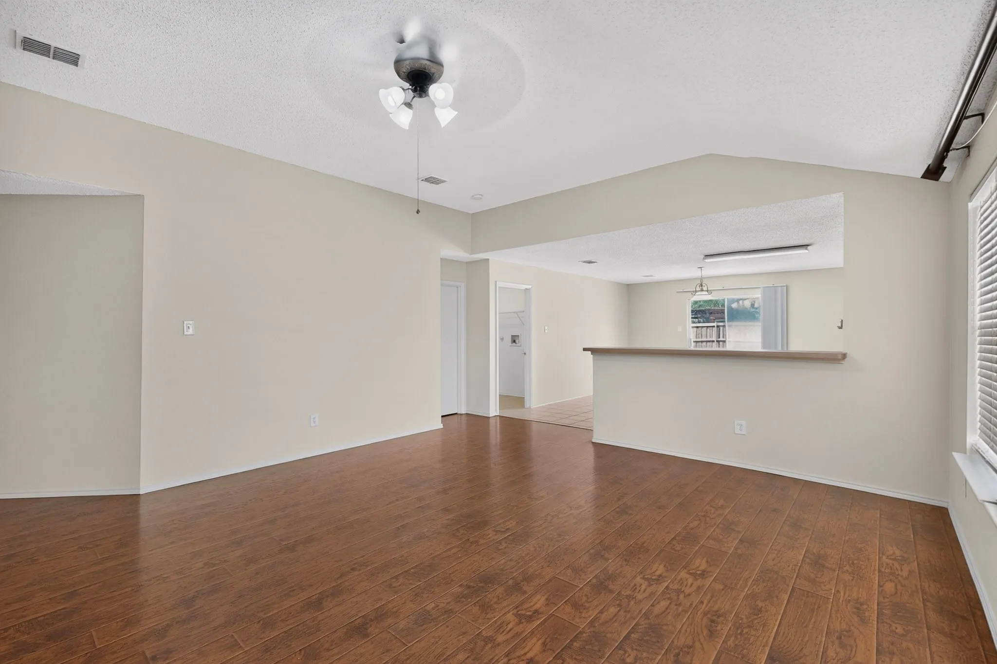 Single Family Residence For Rent in Denton County , 1629 Thornhill Lane, Little Elm, Texas 75068, 4 Bedroom, 2 Bathroom, 2 Garage spaces, 1,894 Sqft, built in 2003, mls#21372159, Real Estate Agent in Little Elm, Homes For Rent in Denton county, Homes For Rent in Little Elm, Realtor in Little Elm Texas, Real Estate Brokerage Independent Realty Texas, Luminita Cordes Realtor