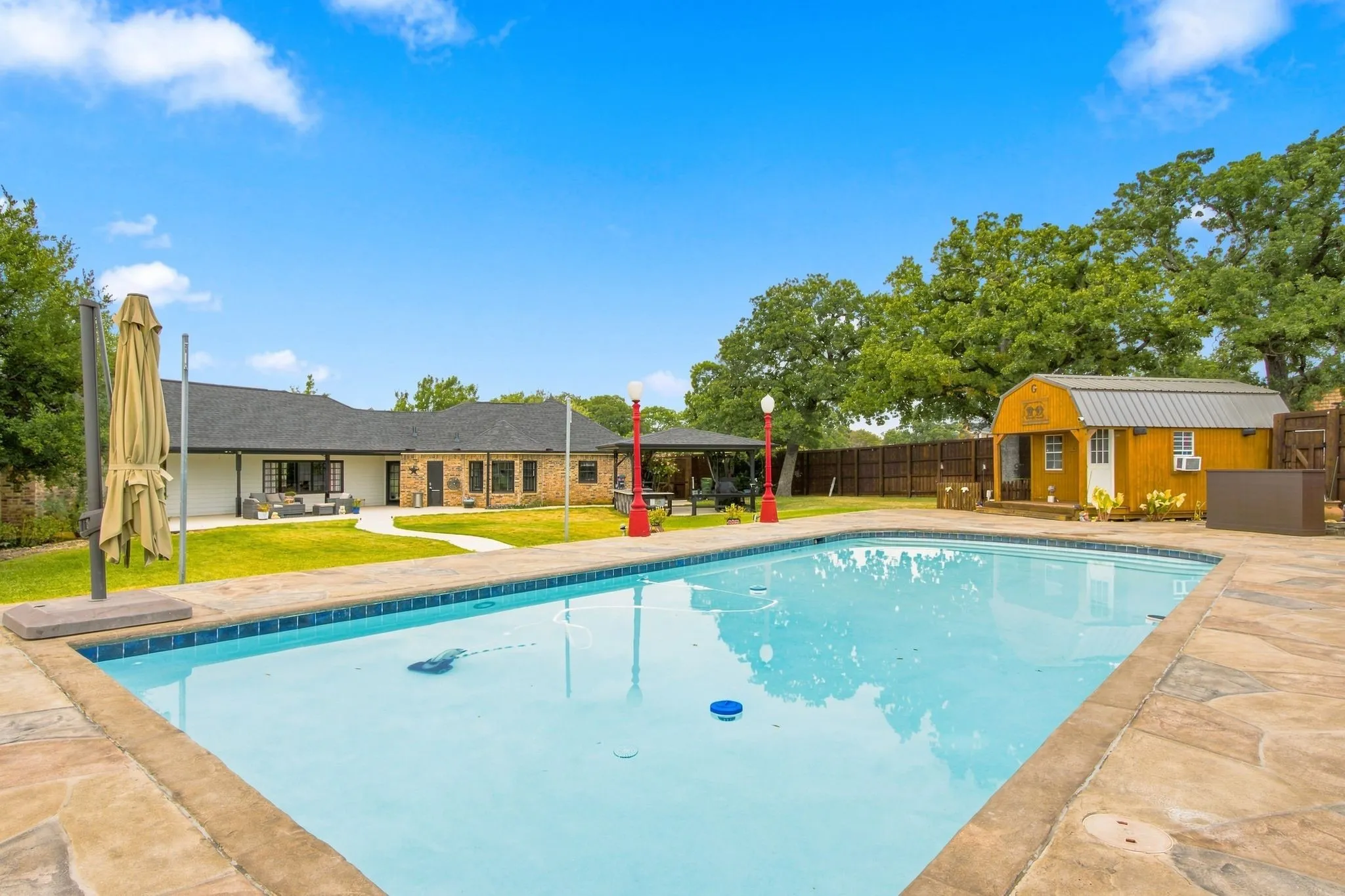 Single Family Residence For Sale in Denton County , 138 Green Oaks Drive, Bartonville, Texas 76226, 3 Bedroom, 3 Bathroom, 8 Garage spaces, 2,752 Sqft, built in 1982, mls#21369085, Real Estate Agent in Bartonville, Homes For Sale in Denton county, Homes For Sale in Bartonville, Realtor in Bartonville Texas, Real Estate Brokerage Independent Realty Texas, Luminita Cordes Realtor