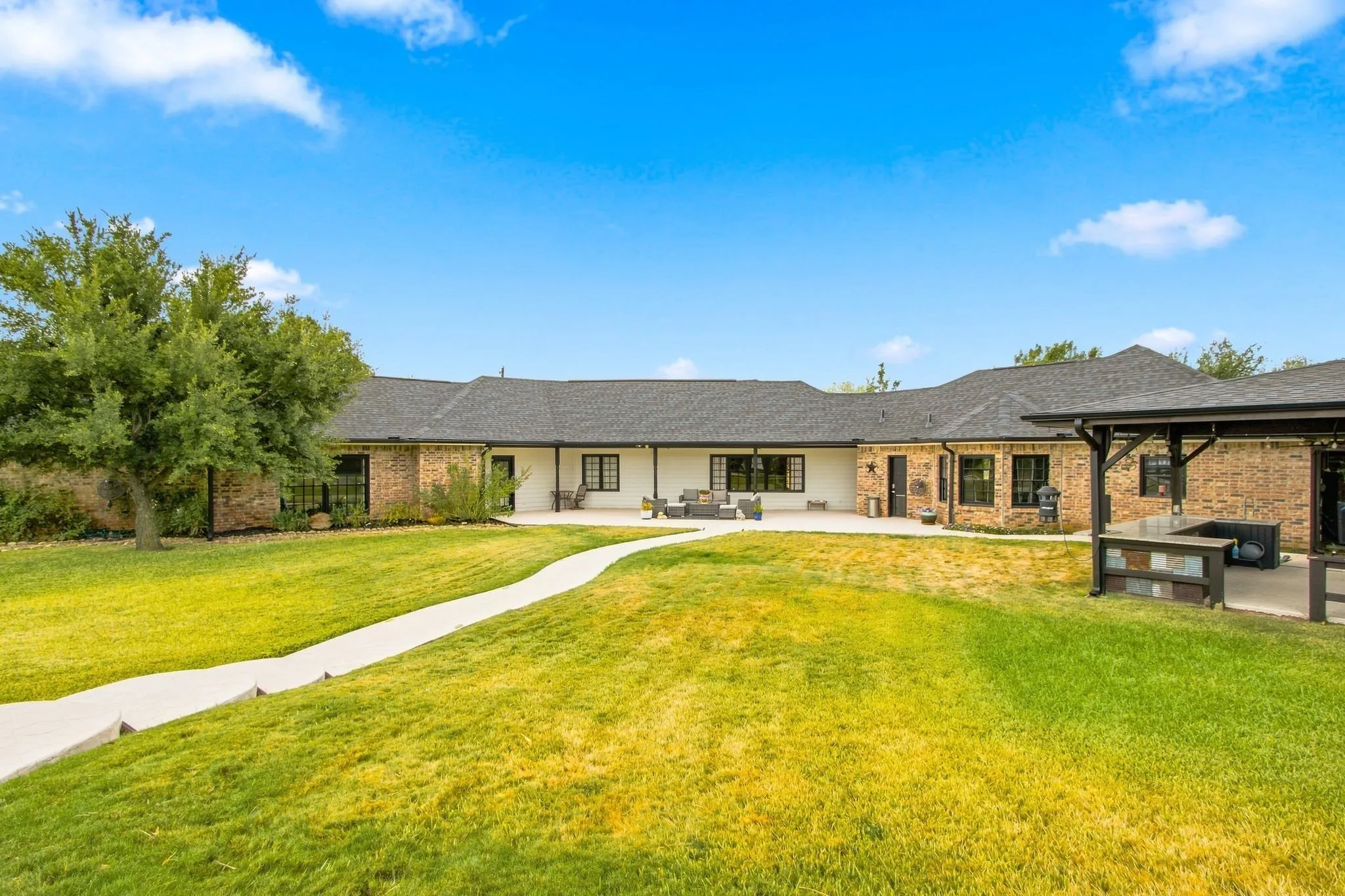 Single Family Residence For Sale in Denton County , 138 Green Oaks Drive, Bartonville, Texas 76226, 3 Bedroom, 3 Bathroom, 8 Garage spaces, 2,752 Sqft, built in 1982, mls#21369085, Real Estate Agent in Bartonville, Homes For Sale in Denton county, Homes For Sale in Bartonville, Realtor in Bartonville Texas, Real Estate Brokerage Independent Realty Texas, Luminita Cordes Realtor