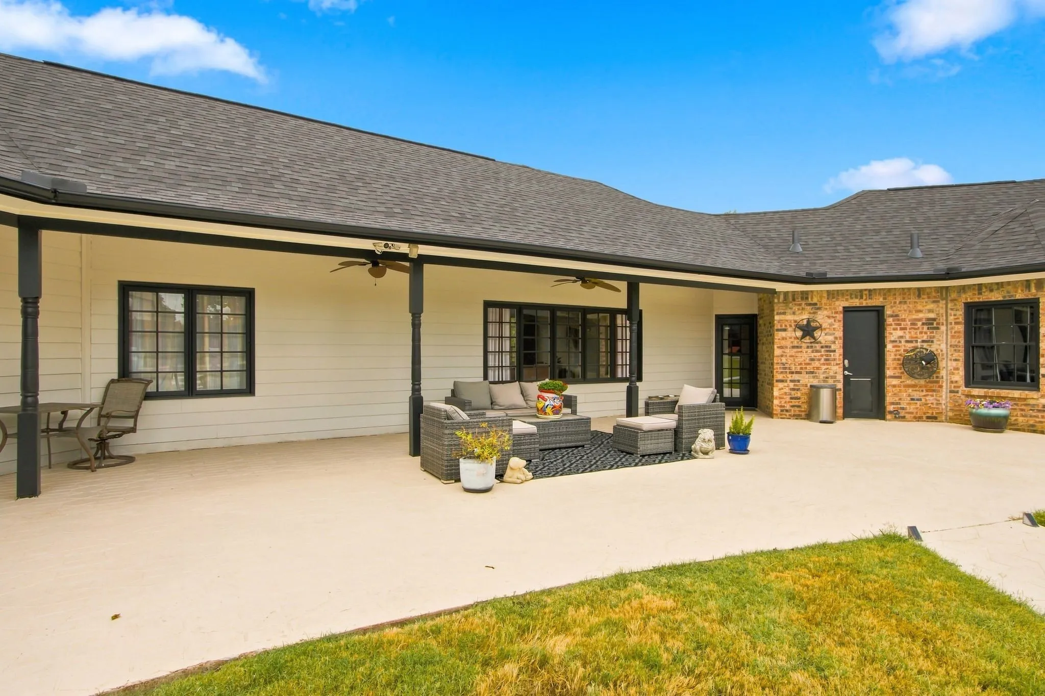 Single Family Residence For Sale in Denton County , 138 Green Oaks Drive, Bartonville, Texas 76226, 3 Bedroom, 3 Bathroom, 8 Garage spaces, 2,752 Sqft, built in 1982, mls#21369085, Real Estate Agent in Bartonville, Homes For Sale in Denton county, Homes For Sale in Bartonville, Realtor in Bartonville Texas, Real Estate Brokerage Independent Realty Texas, Luminita Cordes Realtor