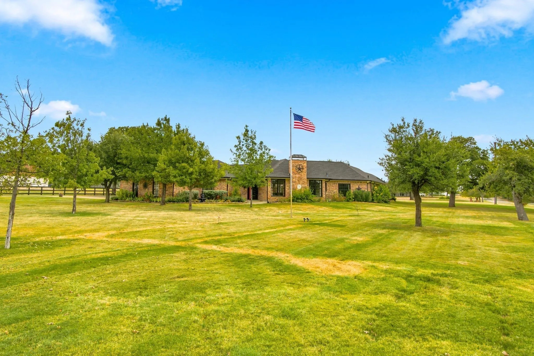 Single Family Residence For Sale in Denton County , 138 Green Oaks Drive, Bartonville, Texas 76226, 3 Bedroom, 3 Bathroom, 8 Garage spaces, 2,752 Sqft, built in 1982, mls#21369085, Real Estate Agent in Bartonville, Homes For Sale in Denton county, Homes For Sale in Bartonville, Realtor in Bartonville Texas, Real Estate Brokerage Independent Realty Texas, Luminita Cordes Realtor
