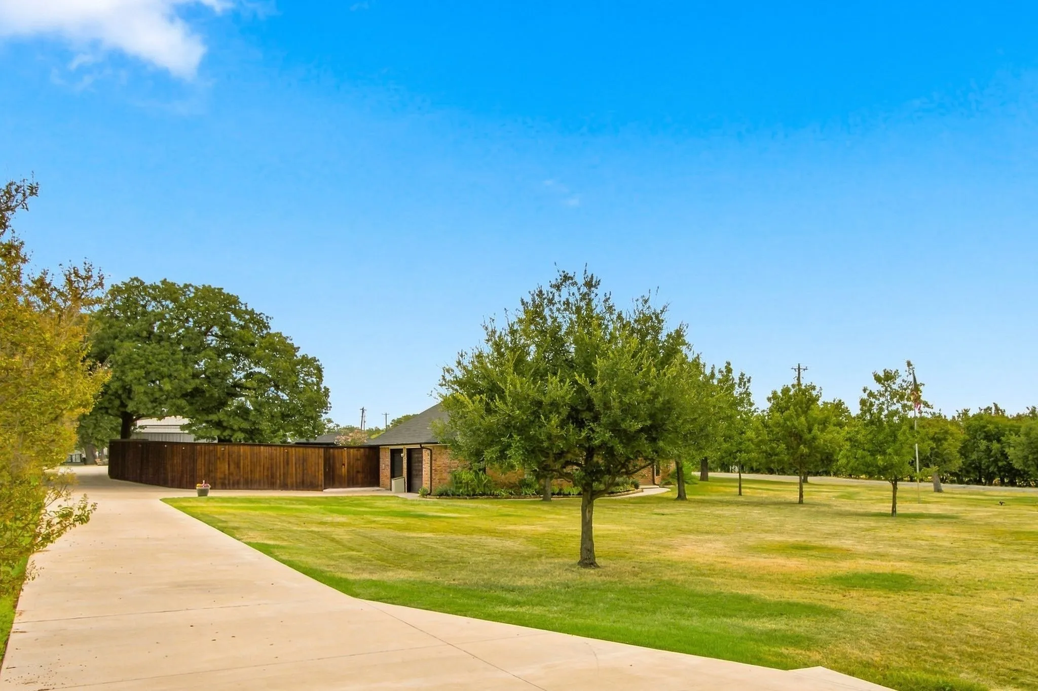 Single Family Residence For Sale in Denton County , 138 Green Oaks Drive, Bartonville, Texas 76226, 3 Bedroom, 3 Bathroom, 8 Garage spaces, 2,752 Sqft, built in 1982, mls#21369085, Real Estate Agent in Bartonville, Homes For Sale in Denton county, Homes For Sale in Bartonville, Realtor in Bartonville Texas, Real Estate Brokerage Independent Realty Texas, Luminita Cordes Realtor