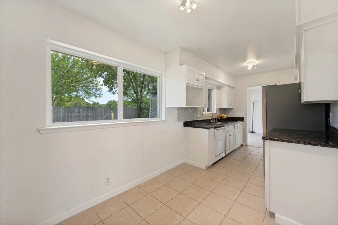 Single Family Residence For Rent in Dallas County , 2314 BRIARWOOD Lane, Carrollton, Texas 75006, 4 Bedroom, 2 Bathroom, Garage spaces, 1,405 Sqft, built in 1962, mls#21372201, Real Estate Agent in Carrollton, Homes For Rent in Dallas county, Homes For Rent in Carrollton, Realtor in Carrollton Texas, Real Estate Brokerage Independent Realty Texas, Luminita Cordes Realtor
