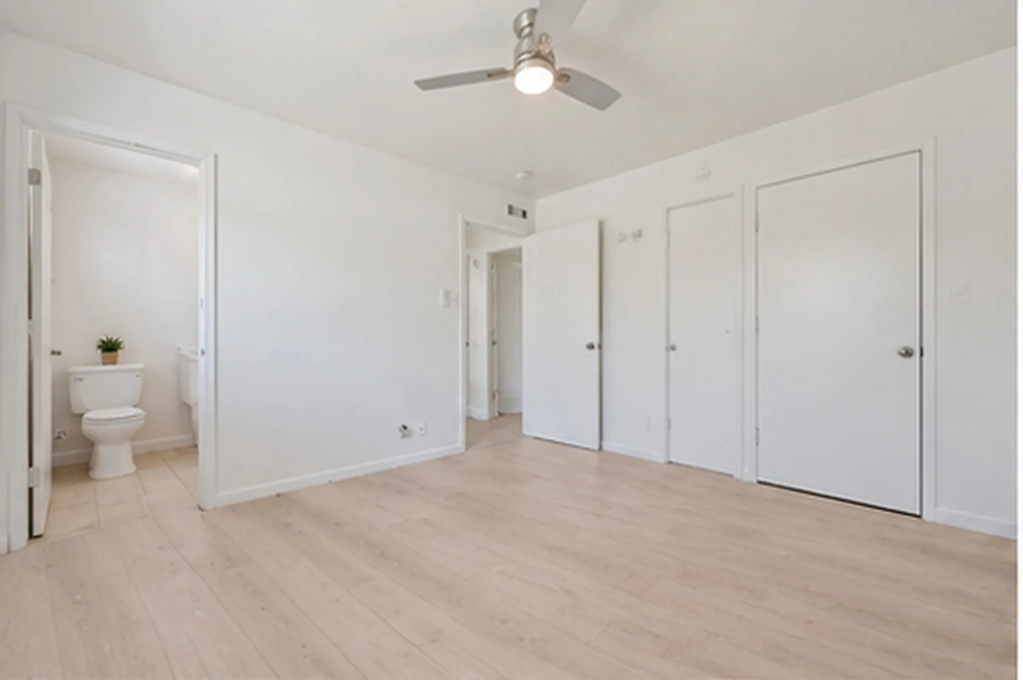 Single Family Residence For Rent in Dallas County , 2314 BRIARWOOD Lane, Carrollton, Texas 75006, 4 Bedroom, 2 Bathroom, Garage spaces, 1,405 Sqft, built in 1962, mls#21372201, Real Estate Agent in Carrollton, Homes For Rent in Dallas county, Homes For Rent in Carrollton, Realtor in Carrollton Texas, Real Estate Brokerage Independent Realty Texas, Luminita Cordes Realtor