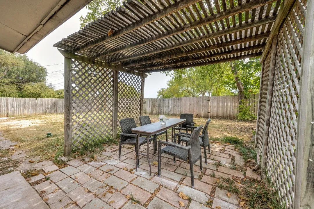 Single Family Residence For Rent in Dallas County , 2314 BRIARWOOD Lane, Carrollton, Texas 75006, 4 Bedroom, 2 Bathroom, Garage spaces, 1,405 Sqft, built in 1962, mls#21372201, Real Estate Agent in Carrollton, Homes For Rent in Dallas county, Homes For Rent in Carrollton, Realtor in Carrollton Texas, Real Estate Brokerage Independent Realty Texas, Luminita Cordes Realtor
