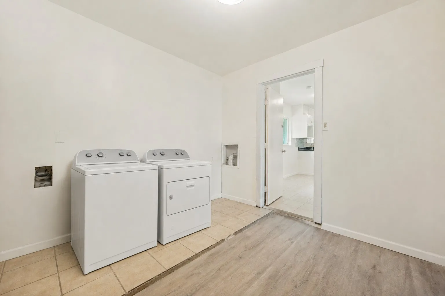Single Family Residence For Rent in Dallas County , 2314 BRIARWOOD Lane, Carrollton, Texas 75006, 4 Bedroom, 2 Bathroom, Garage spaces, 1,405 Sqft, built in 1962, mls#21372201, Real Estate Agent in Carrollton, Homes For Rent in Dallas county, Homes For Rent in Carrollton, Realtor in Carrollton Texas, Real Estate Brokerage Independent Realty Texas, Luminita Cordes Realtor