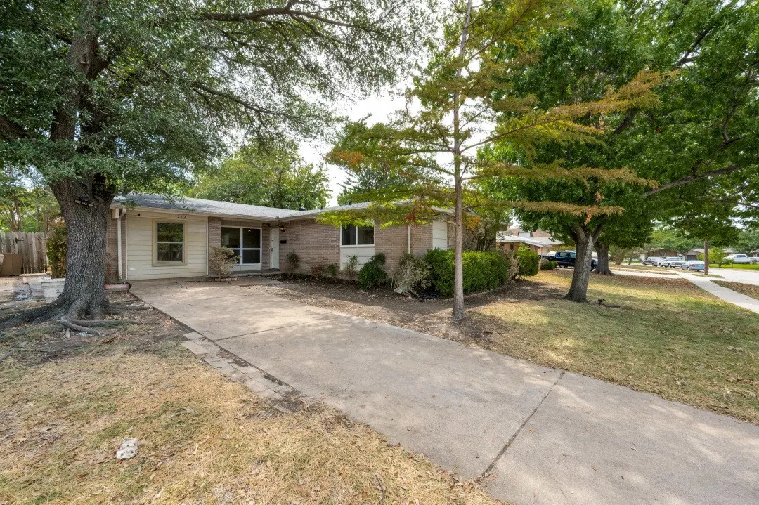 Single Family Residence For Rent in Dallas County , 2314 BRIARWOOD Lane, Carrollton, Texas 75006, 4 Bedroom, 2 Bathroom, Garage spaces, 1,405 Sqft, built in 1962, mls#21372201, Real Estate Agent in Carrollton, Homes For Rent in Dallas county, Homes For Rent in Carrollton, Realtor in Carrollton Texas, Real Estate Brokerage Independent Realty Texas, Luminita Cordes Realtor