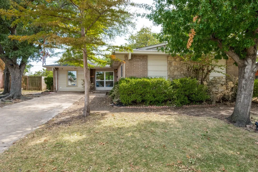 Single Family Residence For Rent in Dallas County , 2314 BRIARWOOD Lane, Carrollton, Texas 75006, 4 Bedroom, 2 Bathroom, Garage spaces, 1,405 Sqft, built in 1962, mls#21372201, Real Estate Agent in Carrollton, Homes For Rent in Dallas county, Homes For Rent in Carrollton, Realtor in Carrollton Texas, Real Estate Brokerage Independent Realty Texas, Luminita Cordes Realtor