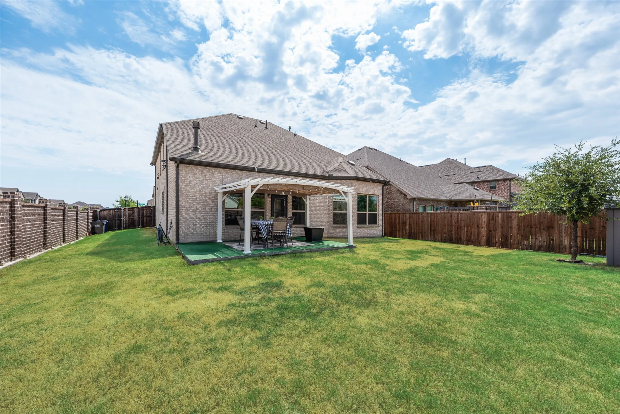 This huge yard is ready for your imagination!