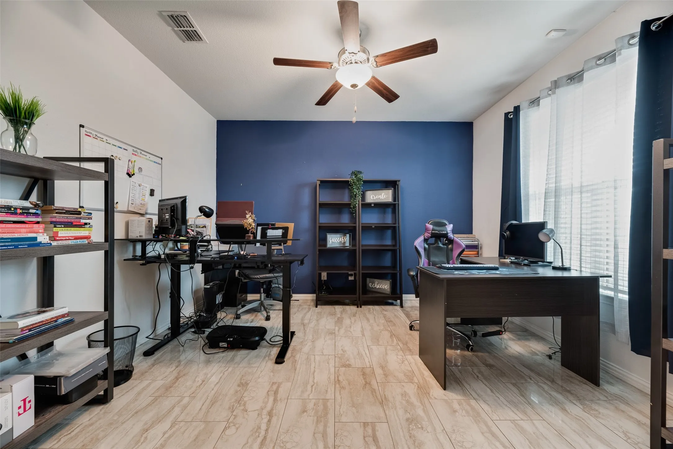 Do you see that this office has two desk!? This is the perfect workspace!