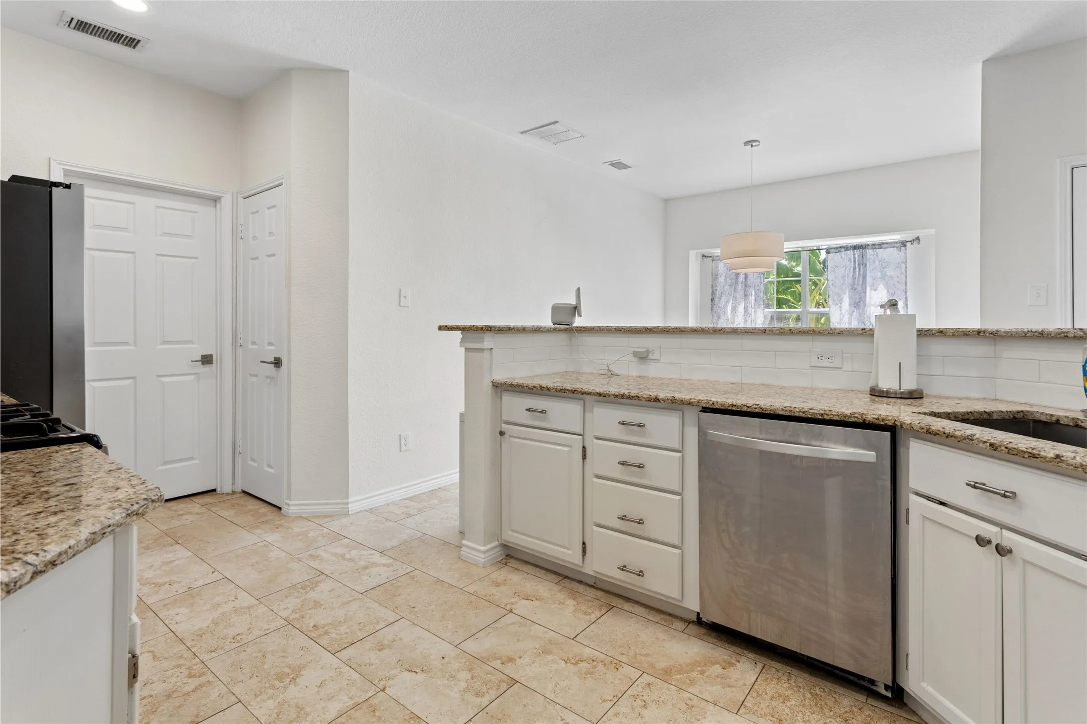 Single Family Residence For Sale in Denton County , 1650 Glenmore Drive, Lewisville, Texas 75077, 4 Bedroom, 3 Bathroom, 2 Garage spaces, 2,283 Sqft, built in 1991, mls#21370431, Real Estate Agent in Lewisville, Homes For Sale in Denton county, Homes For Sale in Lewisville, Realtor in Lewisville Texas, Real Estate Brokerage Independent Realty Texas, Luminita Cordes Realtor