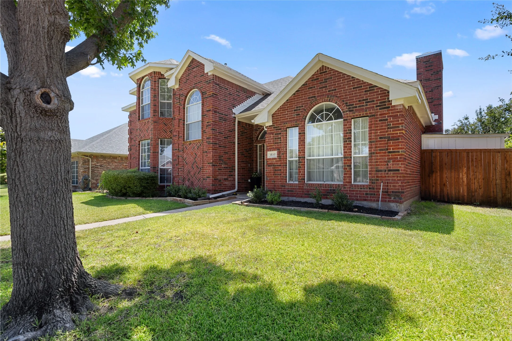 Single Family Residence For Sale in Denton County , 1650 Glenmore Drive, Lewisville, Texas 75077, 4 Bedroom, 3 Bathroom, 2 Garage spaces, 2,283 Sqft, built in 1991, mls#21370431, Real Estate Agent in Lewisville, Homes For Sale in Denton county, Homes For Sale in Lewisville, Realtor in Lewisville Texas, Real Estate Brokerage Independent Realty Texas, Luminita Cordes Realtor