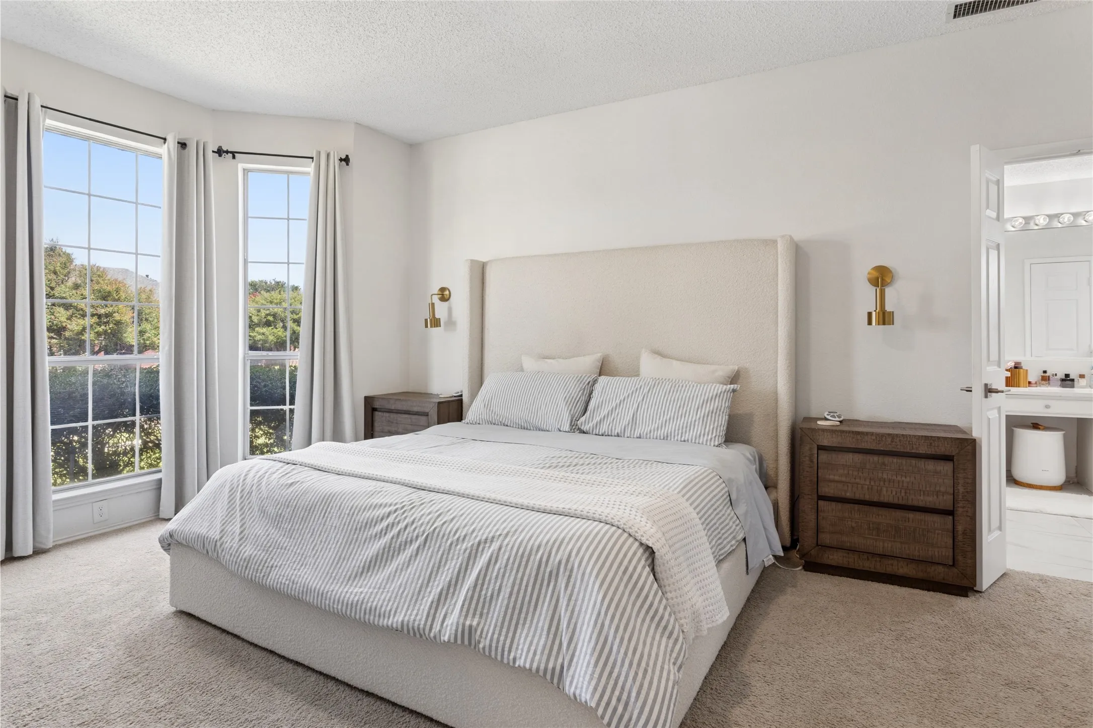 Single Family Residence For Sale in Denton County , 1650 Glenmore Drive, Lewisville, Texas 75077, 4 Bedroom, 3 Bathroom, 2 Garage spaces, 2,283 Sqft, built in 1991, mls#21370431, Real Estate Agent in Lewisville, Homes For Sale in Denton county, Homes For Sale in Lewisville, Realtor in Lewisville Texas, Real Estate Brokerage Independent Realty Texas, Luminita Cordes Realtor