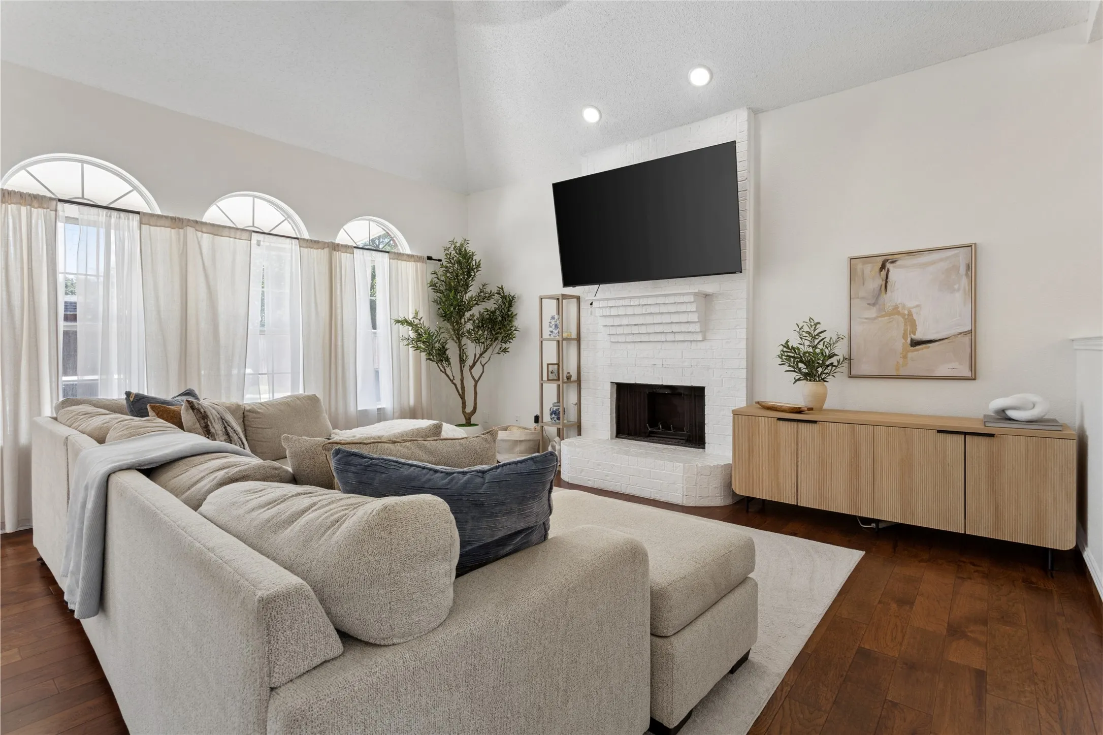 Single Family Residence For Sale in Denton County , 1650 Glenmore Drive, Lewisville, Texas 75077, 4 Bedroom, 3 Bathroom, 2 Garage spaces, 2,283 Sqft, built in 1991, mls#21370431, Real Estate Agent in Lewisville, Homes For Sale in Denton county, Homes For Sale in Lewisville, Realtor in Lewisville Texas, Real Estate Brokerage Independent Realty Texas, Luminita Cordes Realtor