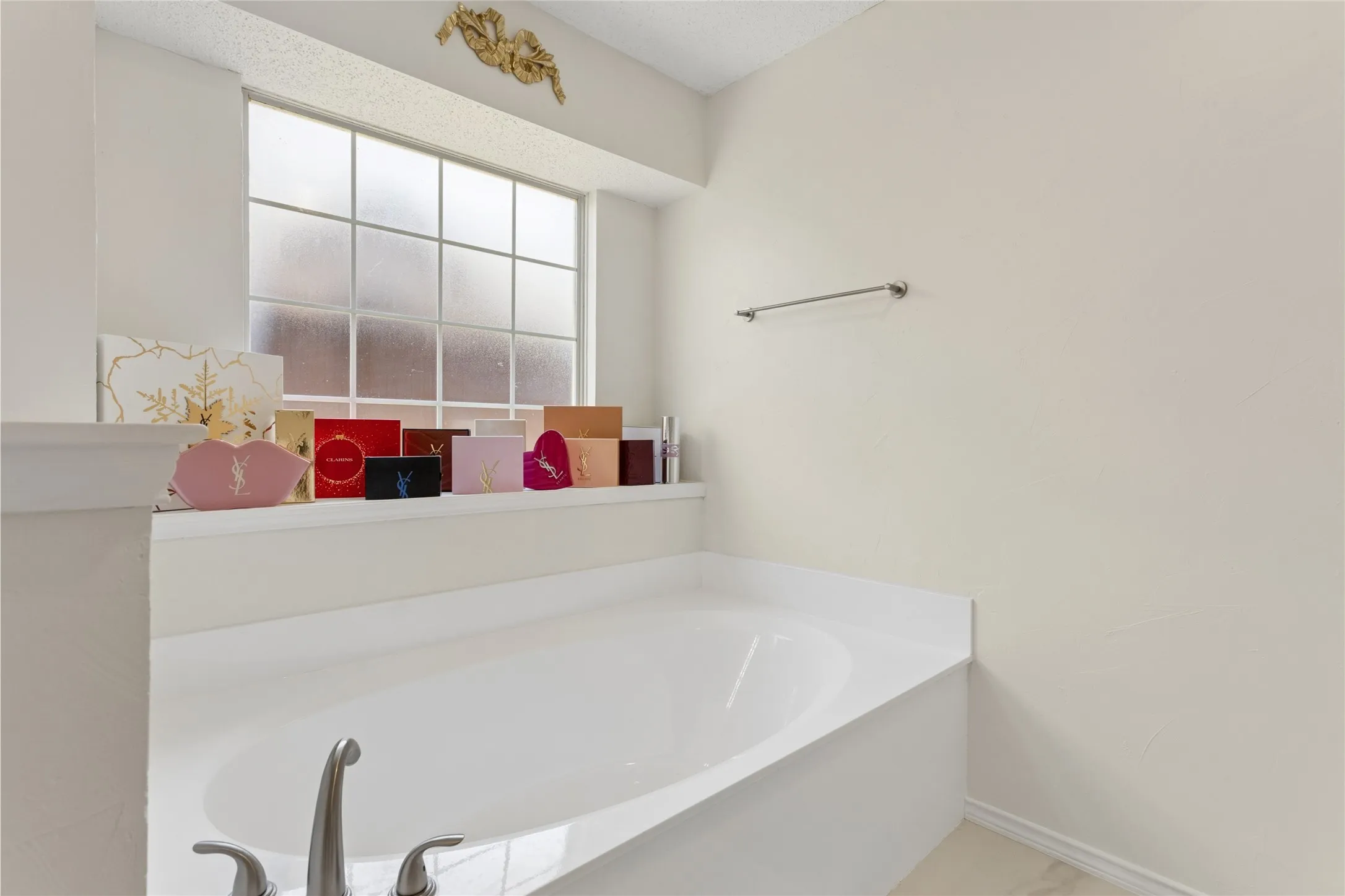 Single Family Residence For Sale in Denton County , 1650 Glenmore Drive, Lewisville, Texas 75077, 4 Bedroom, 3 Bathroom, 2 Garage spaces, 2,283 Sqft, built in 1991, mls#21370431, Real Estate Agent in Lewisville, Homes For Sale in Denton county, Homes For Sale in Lewisville, Realtor in Lewisville Texas, Real Estate Brokerage Independent Realty Texas, Luminita Cordes Realtor